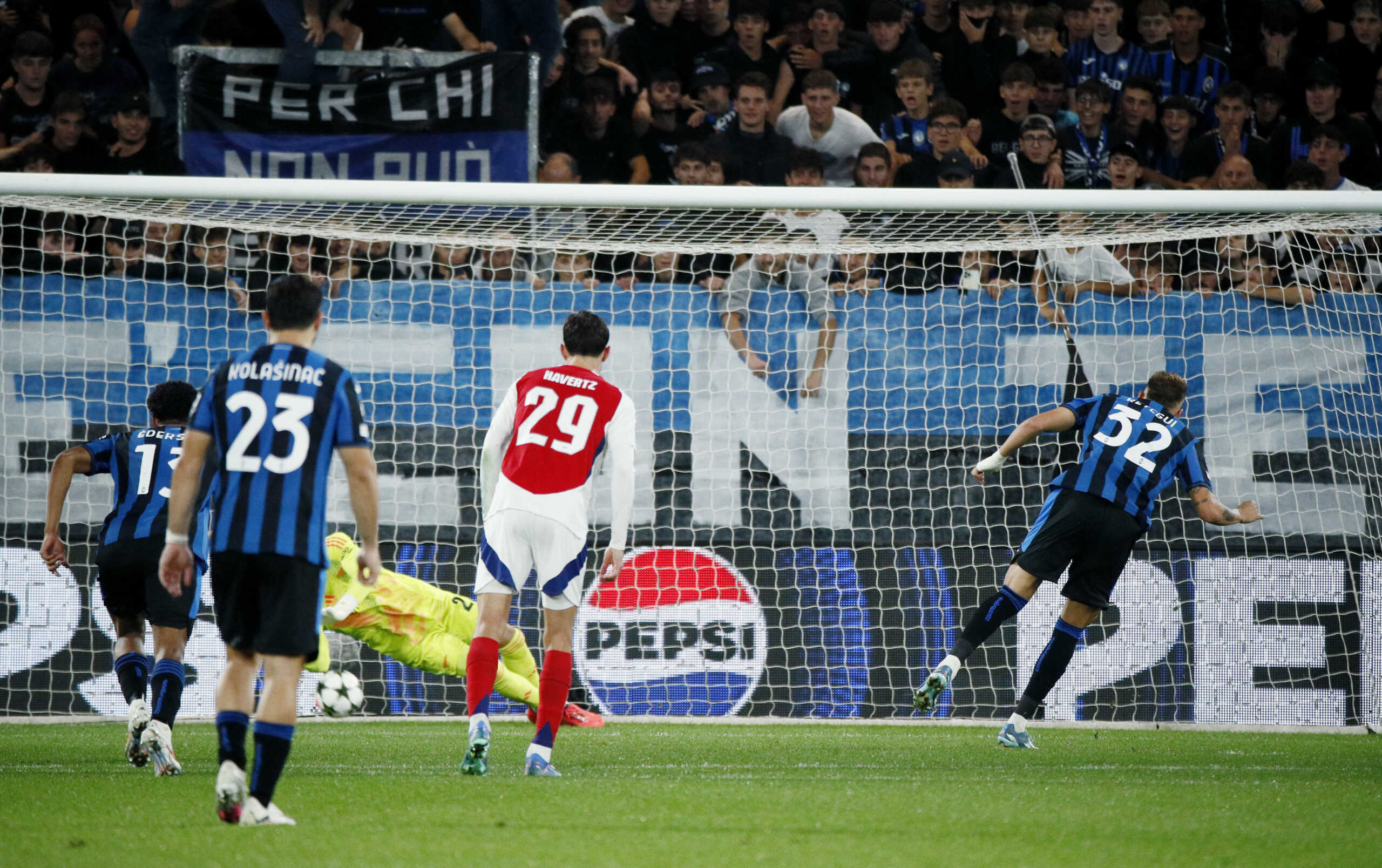 Soccer Football - Champions League - Atalanta v Arsenal - Gewiss Stadium, Bergamo, Italy - September 19, 2024 Atalanta's Mateo Retegui has his shot saved from Arsenal's