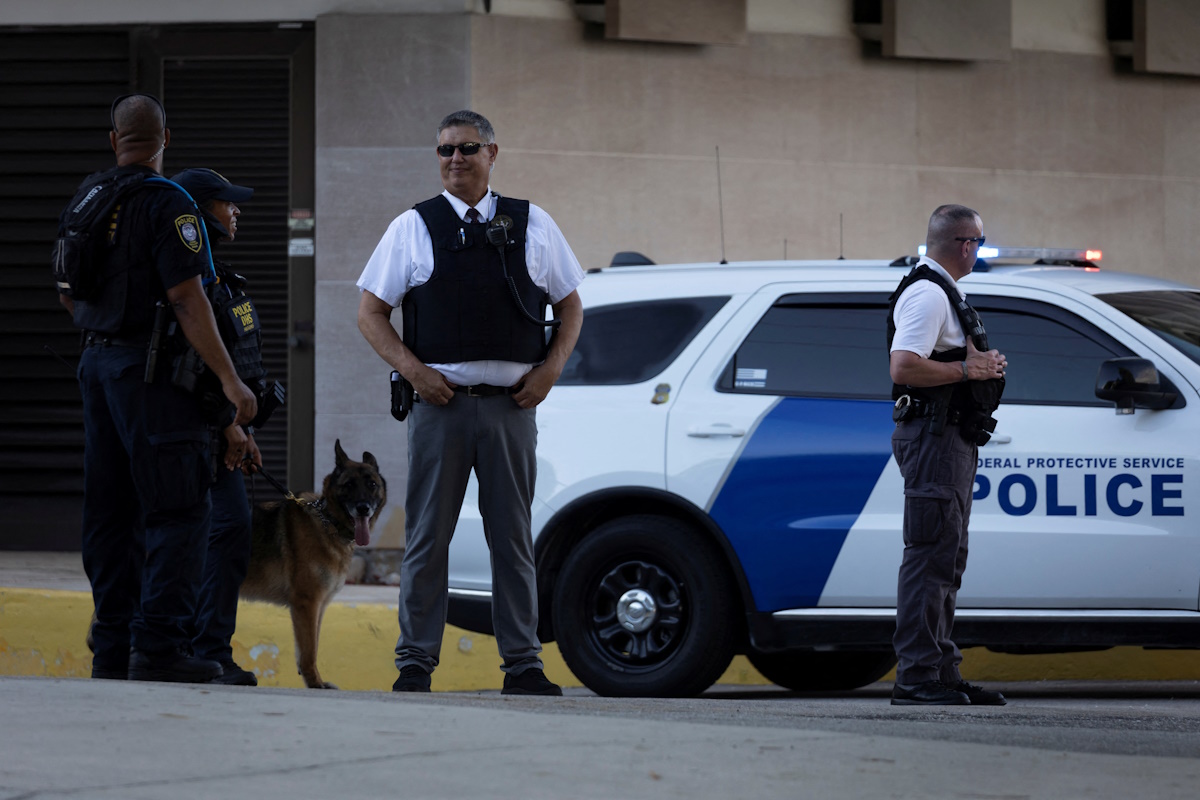 Police officers stand outside the Paul G Rogers Federal Building U.S. Courthouse ahead of the audience for Ryan W. Routh, the reported suspect in an apparent assassination attempt on Republican presidential nominee and former U.S. President Donald Trump, in West Palm Beach, Florida, U.S. September 23, 2024. REUTERS