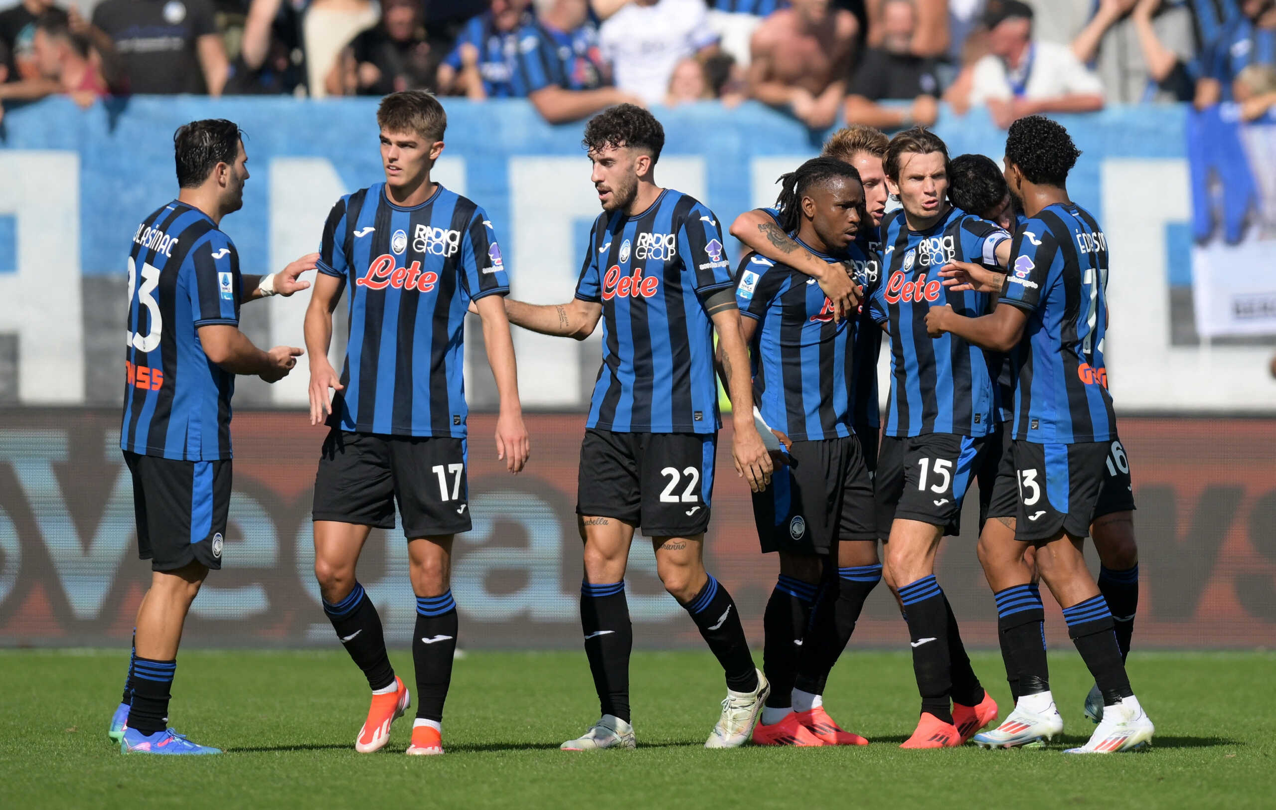 Soccer Football - Serie A - Atalanta v Fiorentina - Gewiss Stadium, Bergamo, Italy - September 15, 2024 Atalanta's Ademola Lookman celebrates scoring their third goal with teammates REUTERS