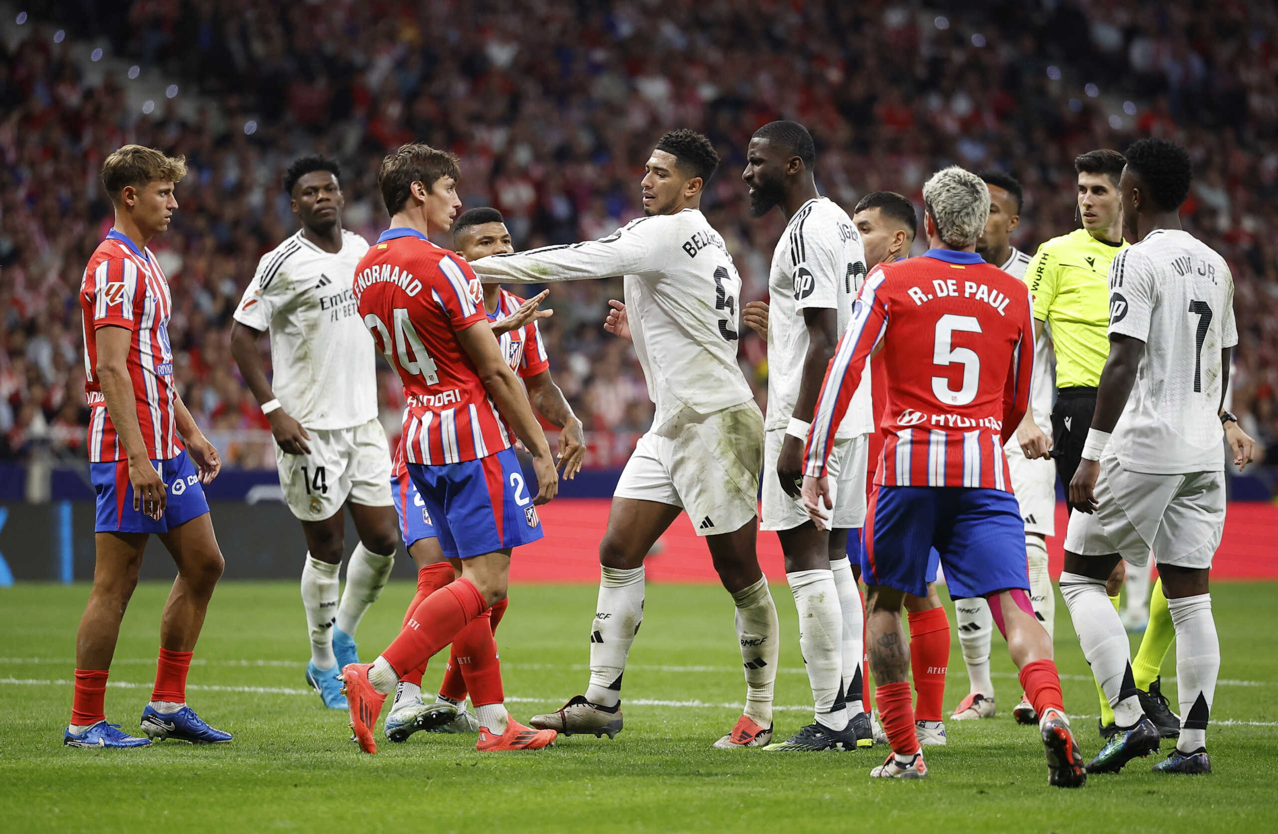 Soccer Football - LaLiga - Atletico Madrid v Real Madrid - Metropolitano, Madrid, Spain - September 29, 2024 Atletico Madrid's Robin Le Normand and Real Madrid's Jude Bellingham clash REUTERS