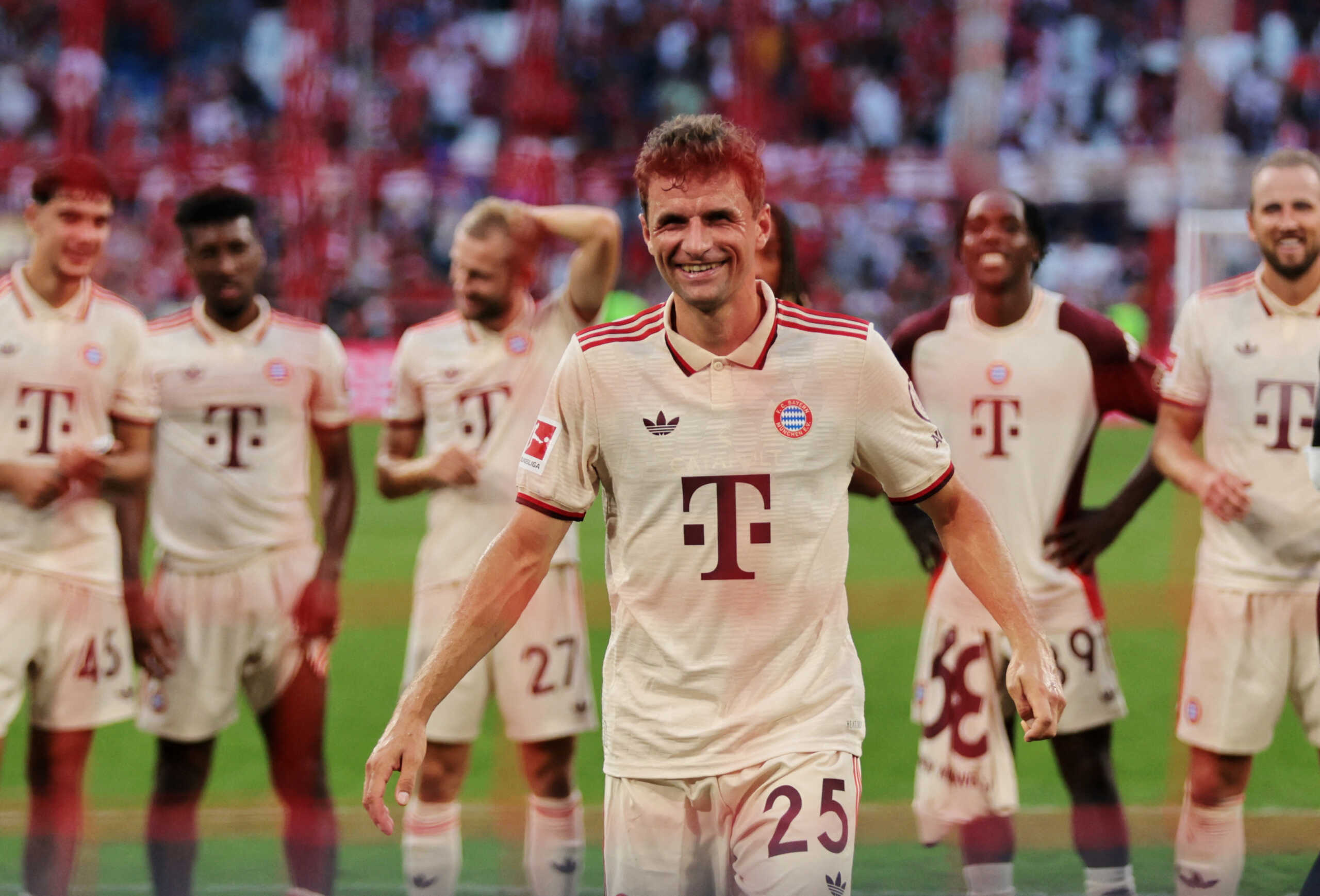 Soccer Football - Bundesliga - Bayern Munich v SC Freiburg - Allianz Arena, Munich, Germany - September 1, 2024 Bayern Munich's Thomas Mueller celebrates after setting a record of playing 710 matches for Bayern Munich REUTERS