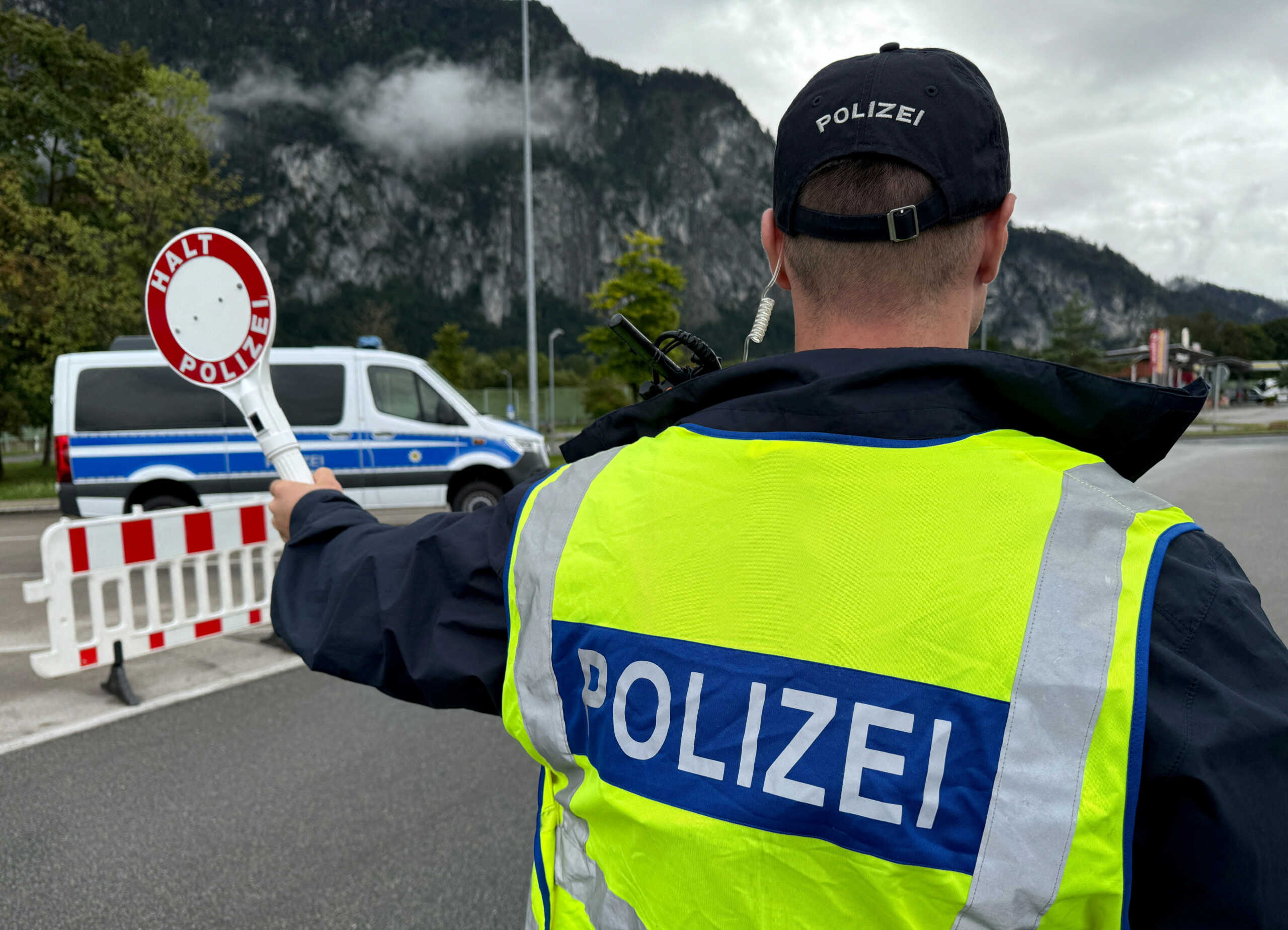 FILE PHOTO: German police conduct random checks at border with Austria, soon to be introduced at all land frontiers in Kiefersfelden, Germany, September 10, 2024.     REUTERS