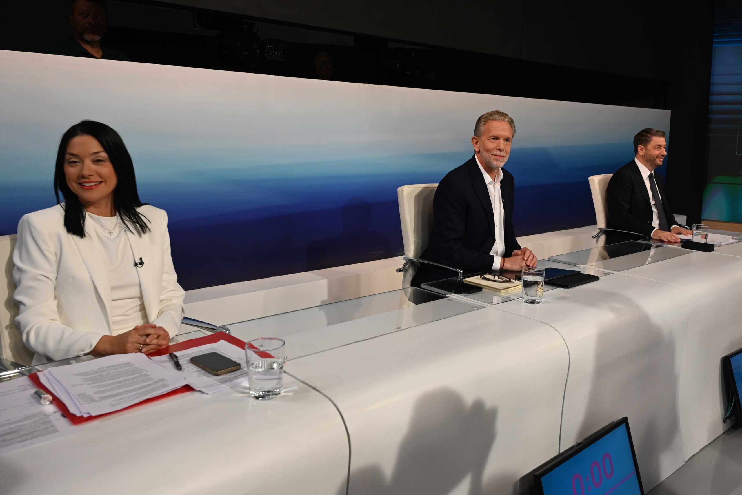 Debate των υποψηφίων για την εκλογή του νέου προέδρου του ΠΑΣΟΚ - Κινήματος Αλλαγής, στην ΕΡΤ, Τρίτη 24 Σεπτεμβρίου 2024. Στην τηλεμαχία συμμετείχαν οι Νίκος Ανδρουλάκης, Παύλος Γερουλάνος, Νάντια Γιαννακοπούλου, Άννα Διαμαντοπούλου, Χάρης Δούκας και Μιχάλης Κατρίνης. Tις ερωτήσεις στους υποψηφίους υπέβαλαν οι δημοσιογράφοι της ΕΡΤ, Απόστολος Μαγγηριάδης και Γιώργος Κουβαράς.  
(ΜΙΧΑΛΗΣ ΚΑΡΑΓΙΑΝΝΗΣ