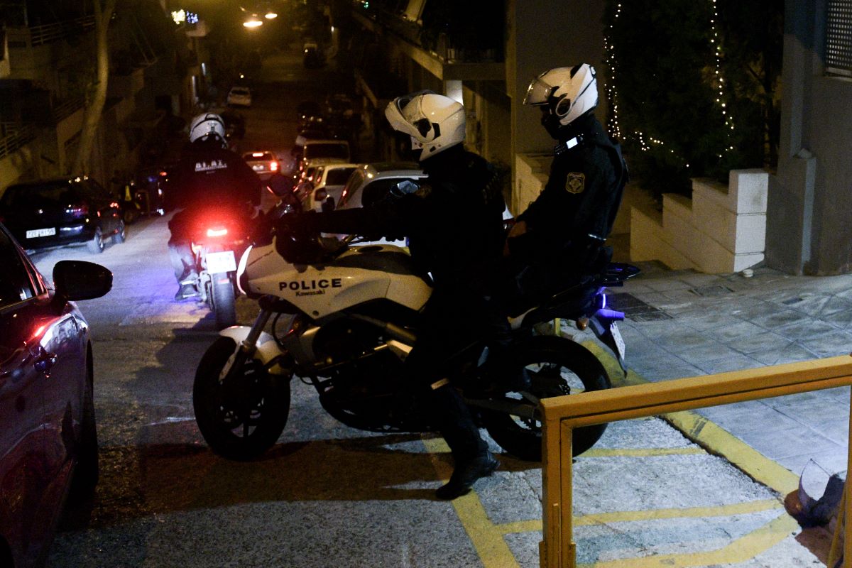 Αττική Οδός: Πολυτελές αυτοκίνητο έσπασε τις μπάρες των διοδίων κατά τη διάρκεια αστυνομικής δίωξης – Αναζητείται ο οδηγός του