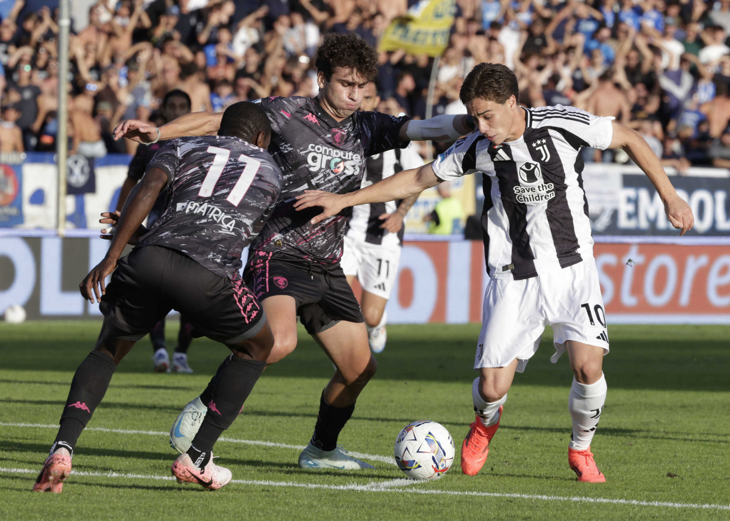 Soccer Football - Serie A - Empoli v Juventus - Stadio Carlo Castellani, Empoli, Italy - September 14, 2024 Juventus' Kenan Yildiz in action with Empoli's Emmanuel Gyasi and Saba Goglichidze REUTERS