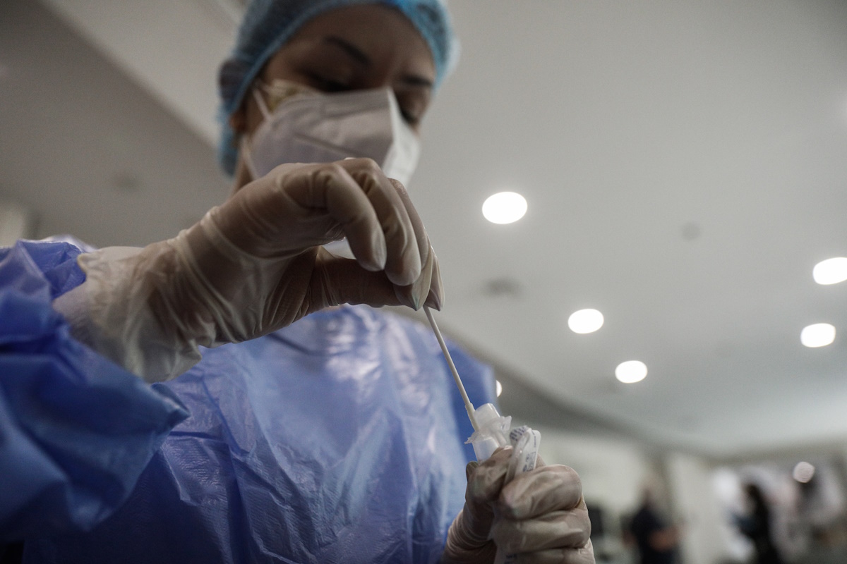 Ράπιντ τεστ για κορονοϊό από στέλεχος του ΕΟΔΥ στην Αθήνα, Πέμπτη 28 Απριλίου 2022. 
(ΓΙΩΡΓΟΣ ΚΟΝΤΑΡΙΝΗΣ
