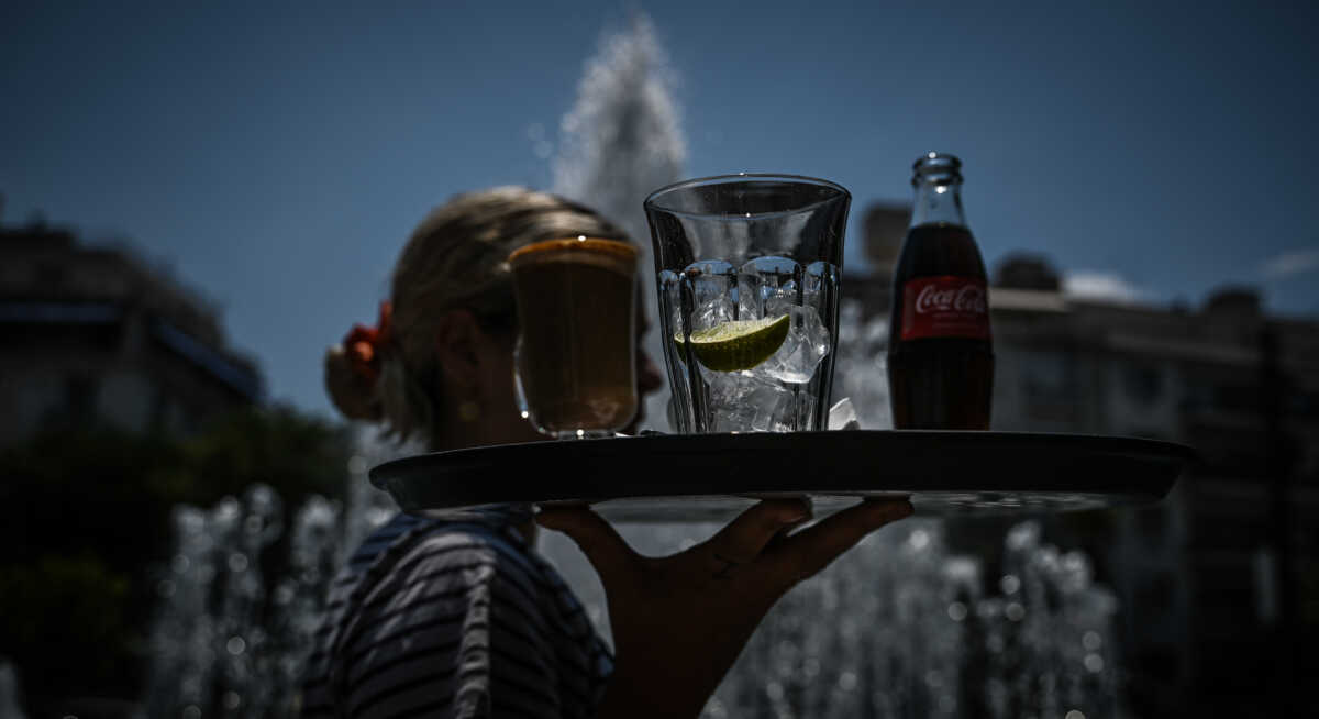 Στιγμιότυπο από το κέντρο της Αθήνας, Δευτέρα 10 Ιουλίου 2023. Σταδιακή άνοδο παρουσιάζει η θερμοκρασία τις τελευταίες ημέρες. Οι μετεωρολόγοι προειδοποιούν για πολυήμερο κύμα καύσωνα. Μάλιστα, η Εθνική Μετεωρολογική Υπηρεσία εξέδωσε έκτακτο δελτίο, με το οποίο προειδοποιεί για την κακοκαιρία Cleon, και τις υψηλές θερμοκρασίες που θα εκδηλωθούν (ΤΑΤΙΑΝΑ ΜΠΟΛΑΡΗ