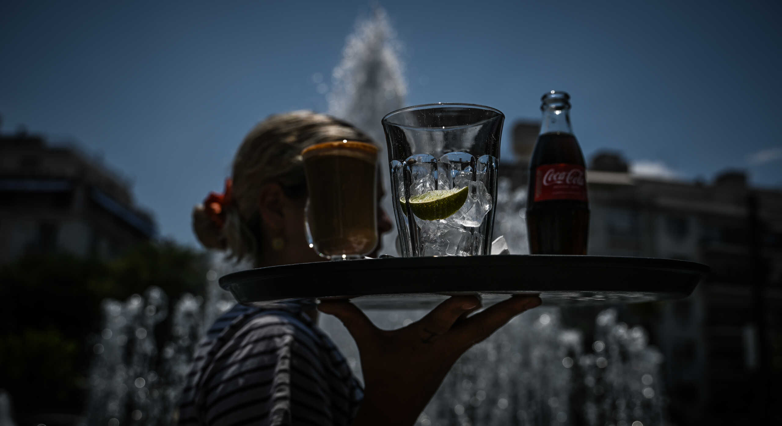 Στιγμιότυπο από το κέντρο της Αθήνας, Δευτέρα 10 Ιουλίου 2023. Σταδιακή άνοδο παρουσιάζει η θερμοκρασία τις τελευταίες ημέρες. Οι μετεωρολόγοι προειδοποιούν για πολυήμερο κύμα καύσωνα. Μάλιστα, η Εθνική Μετεωρολογική Υπηρεσία εξέδωσε έκτακτο δελτίο, με το οποίο προειδοποιεί για την κακοκαιρία Cleon, και τις υψηλές θερμοκρασίες που θα εκδηλωθούν (ΤΑΤΙΑΝΑ ΜΠΟΛΑΡΗ