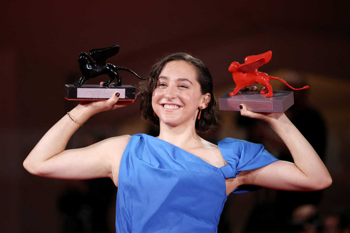 Sarah Friedland poses with the Orizzonti Award for Best Director and the Lion of the Future "Luigi De Laurentiis" Venice Award for a Debut Film for "Familiar Touch", during the 81st Venice Film Festival, Italy, September 7, 2024.    REUTERS