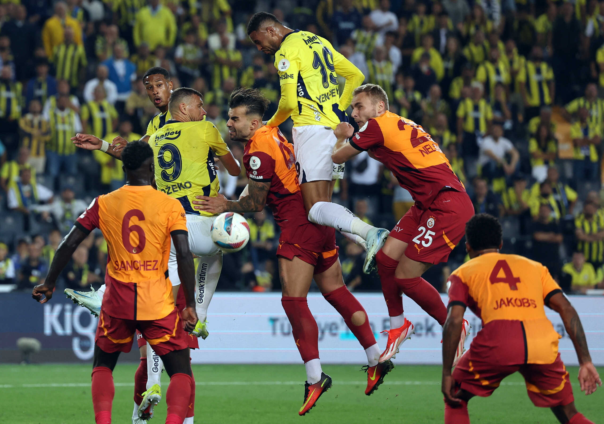 Soccer Football - Super Lig - Fenerbahce v Galatasaray - Sukru Saracoglu Stadium, Istanbul, Turkey - September 21, 2024 Fenerbahce's Youssef En-Nesyri in action with Galatasaray's Victor Nelsson REUTERS