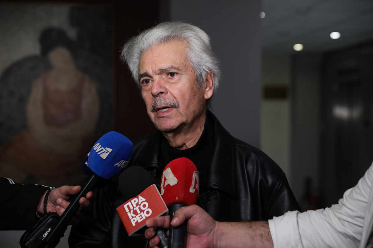 Ο ηθοποιός Γιάννης Μόρτζος μαζί με αντιπροσώπους σωματείων ηθοποιών ,κάνουν δηλώσεις μετά από συνάντηση που είχαν με τον υφυπουργό Πολιτισμού και Αθλητισμού Νικόλα Γιατρομανωλάκη, στο υπουργείο Πολιτισμού, στην Αθήνα, Τρίτη 27 Δεκεμβρίου 2022. Ηθοποιοί, μουσικοί, καλλιτέχνες και φοιτητές δραματικών σχολών πραγματοποίησαν πορεία διαμαρτυρίας νωρίτερα στο Υπουργείο Πολιτισμού κατά της έκδοσης του προεδρικού διατάγματος που εξισώνει τα πτυχία των αποφοίτων των δραματικών σχολών με τα απολυτήρια λυκείου. ΑΠΕ-ΜΠΕ