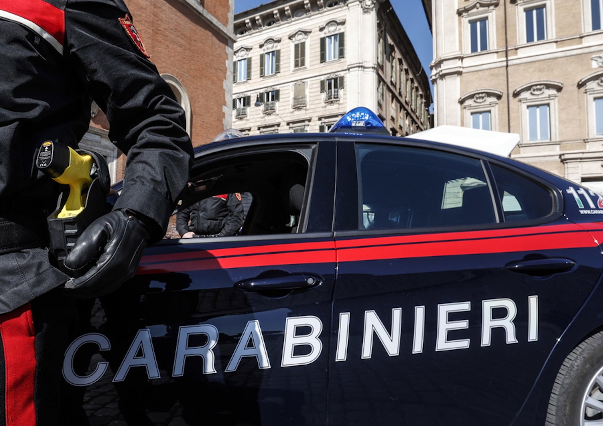epa09823962 An Italian Carabinieri officer poses with a Taser electroshock weapon, in Rome, Italy, 14 March 2022. Crews of the State Police, Carabinieri and Guardia di Finanza will be allowed to use electric pulse weapons from 14 March on in 14 metropolitan cities and the provincial capitals of Caserta, Brindisi, Reggio Emilia and Padu.  EPA