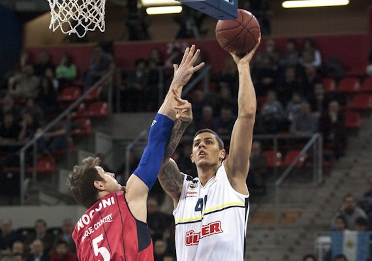 epa03624659 Caja Laboral's Argentinian player Andres Nocioni (L) tries to block Turkish player Ilkan Karaman (R) of Fenerbahce Ulker,during the top 16 match of the basketball Euroleague in Vitoria, Basque Country, northern Spain, 14 March 2013.  EPA