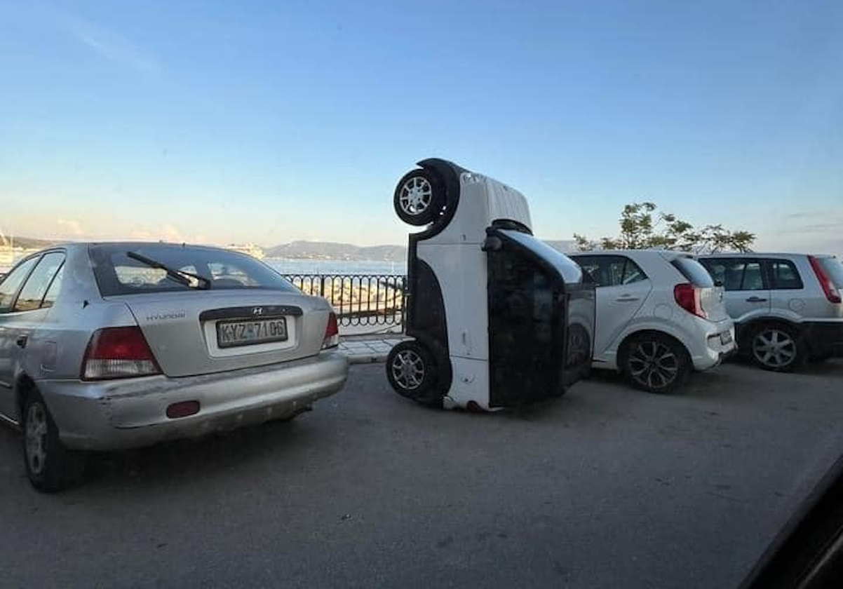 Κέρκυρα: Το παρκάρισμα του αιώνα – Το αυτοκίνητο βρέθηκε κατακόρυφα
