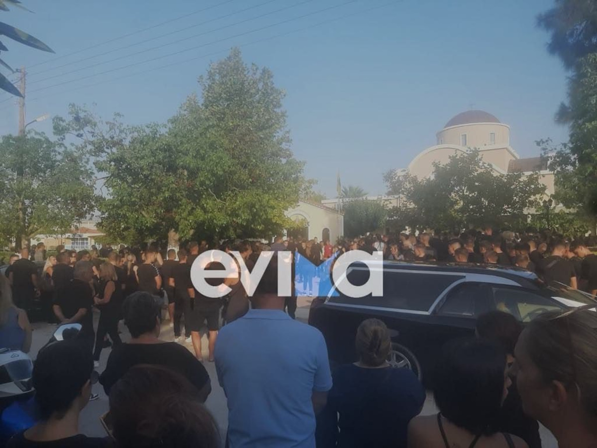 Δάκρυσε η Εύβοια στην κηδεία του 19χρονου που σκοτώθηκε σε τροχαίο