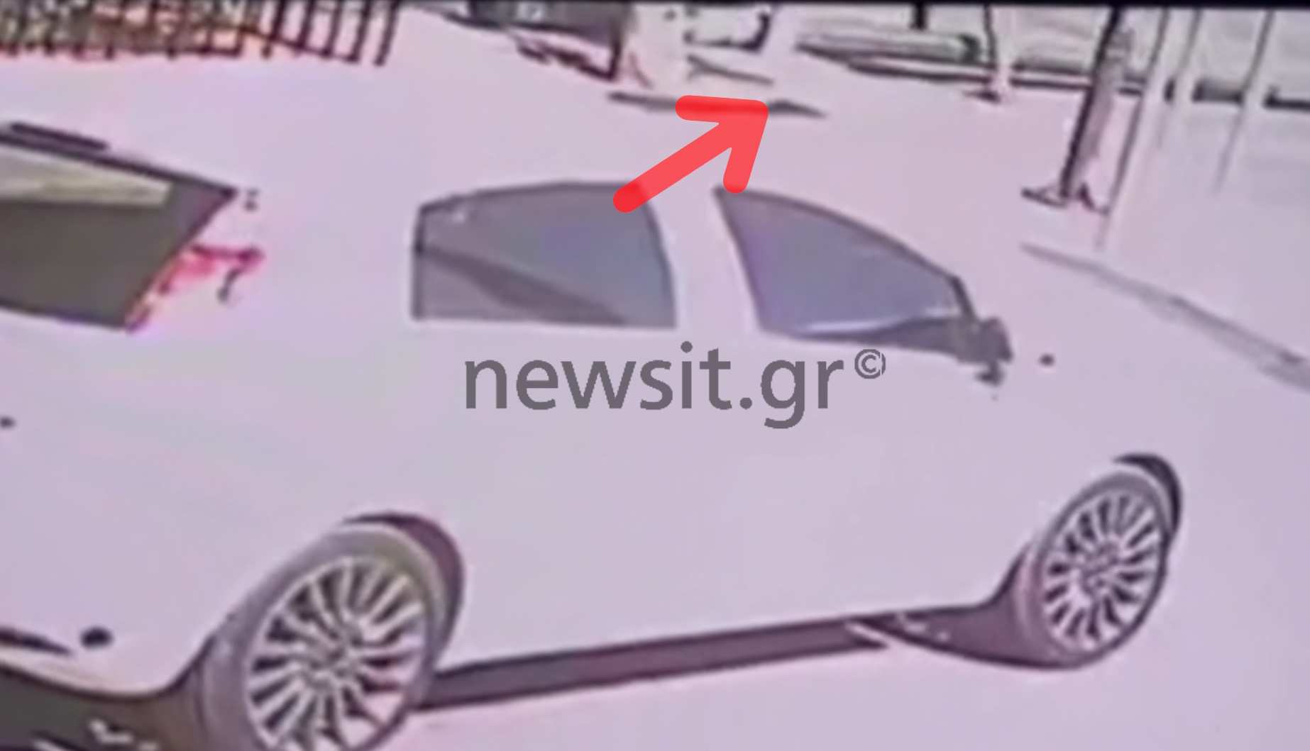 Ξυστά από την 14χρονη έπεσε η κολόνα στη Νέα Φιλαδέλφεια – Βίντεο ντοκουμέντο