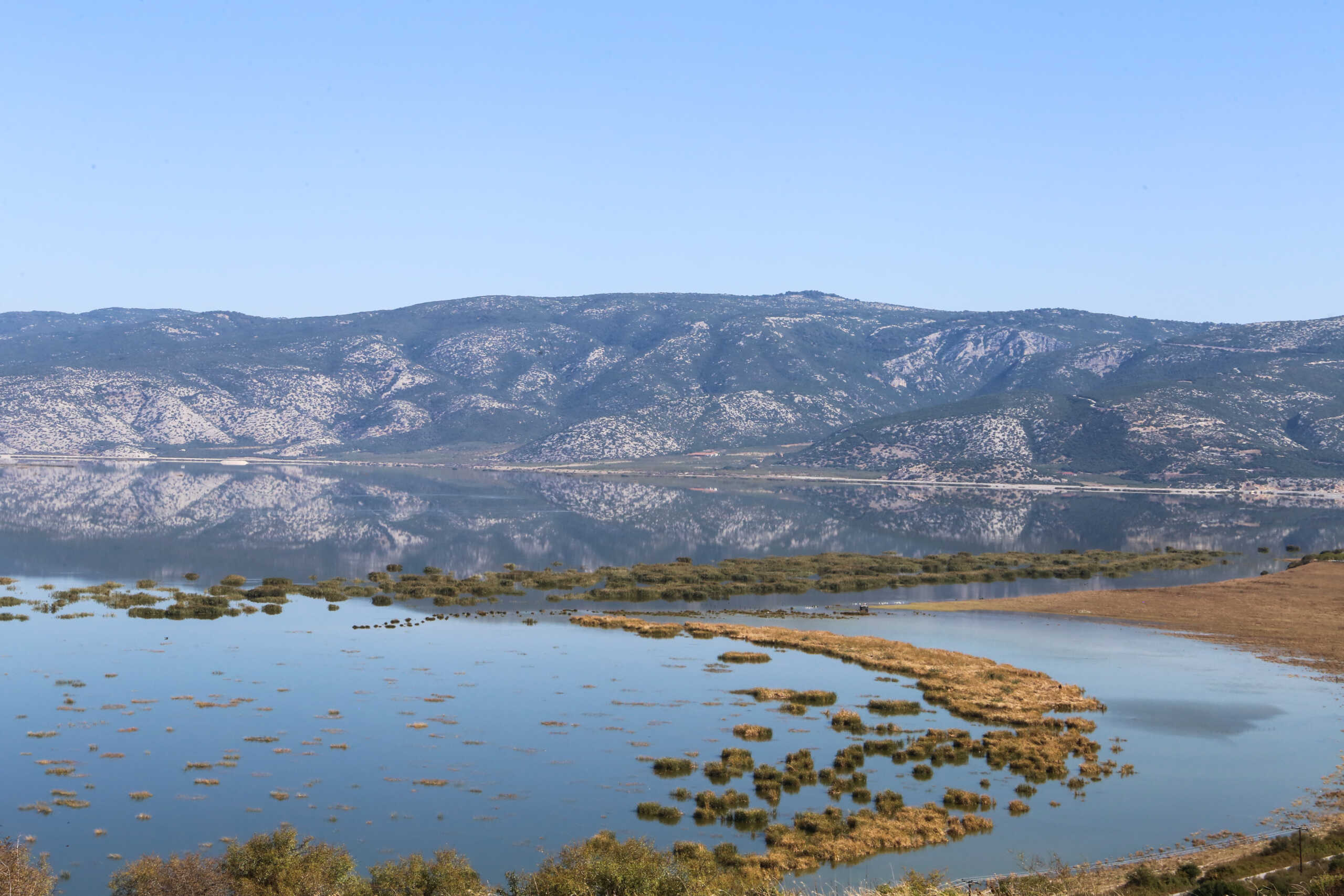ΑΝΕΒΑΣΜΕΝΑ ΤΑ ΝΕΡΑ ΣΤΗ ΛΙΜΝΗ ΚΑΡΛΑ (ΛΕΩΝΙΔΑΣ ΤΖEΚΑΣ