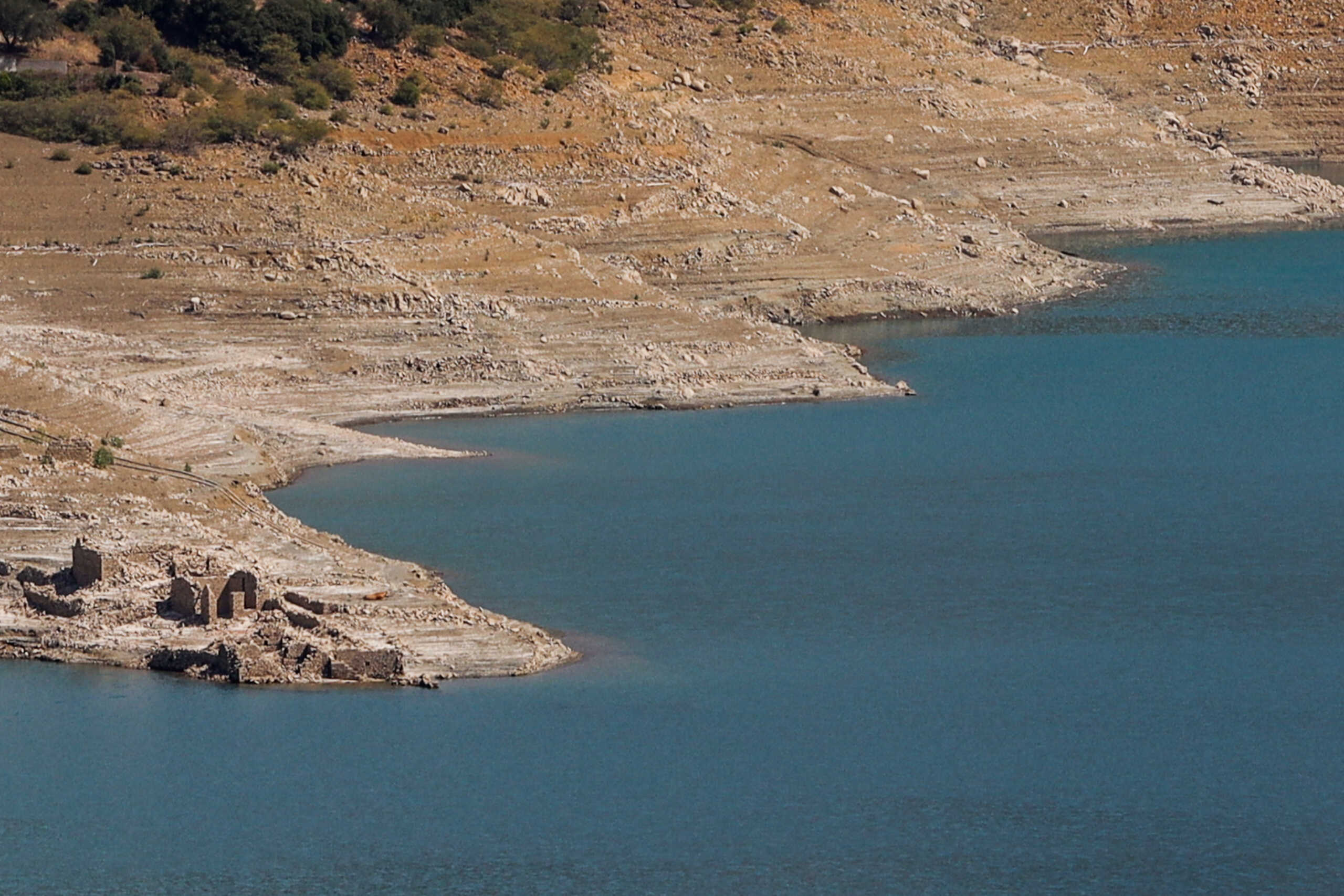 Η μειωμένη στάθμη του νερού στην τεχνητή λίμνη του Μόρνου έφερε στην επιφάνεια το βυθισμε΄νο χωριό Κάλλιο. 
ΤΕΧΝΙΤΗ ΛΙΜΝΗ ΜΟΡΝΟΥ Η ΜΕΙΩΜΕΝΗ Η ΣΤΑΘΜΗ ΤΟΥ ΝΕΡΟΥ  ΕΦΕΡΕ ΣΤΗΝ ΕΠΙΦΑΝΕΙΑ ΤΟ ΒΥΘΙΣΜΕΝΟ ΧΩΡΙΟ ΚΑΛΛΙΟ (ΓΙΑΝΝΗΣ ΠΑΝΑΓΟΠΟΥΛΟΣ