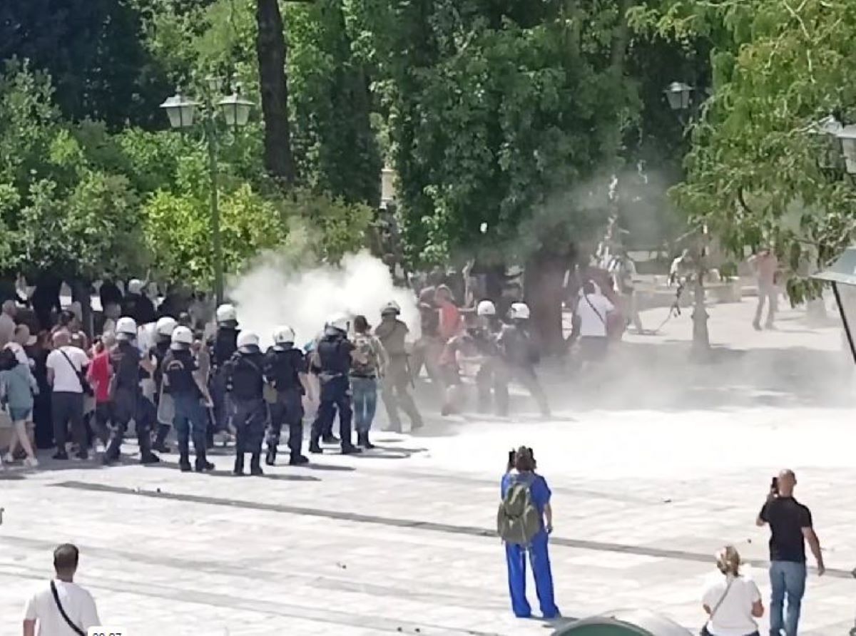 Ένταση στο Σύνταγμα – 33 προσαγωγές σε συγκέντρωση 250 ατόμων παρά την απαγόρευση
