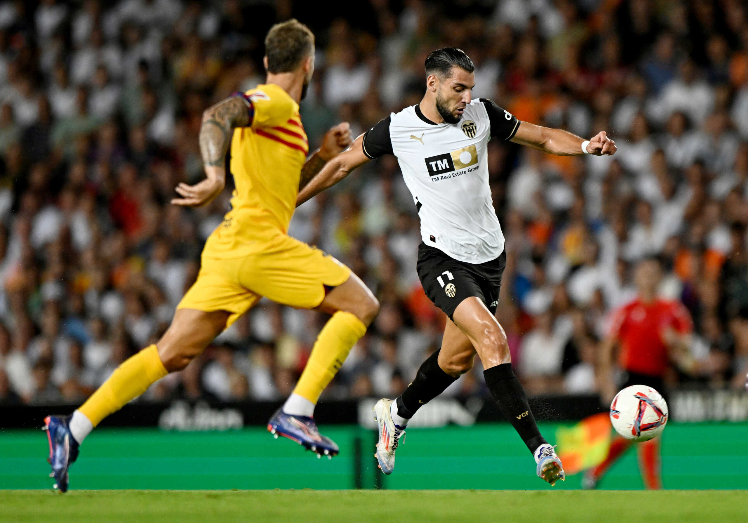 Soccer Football - LaLiga - Valencia v FC Barcelona - Estadio de Mestalla, Valencia, Spain - August 17, 2024 Valencia's Rafa Mir in action with FC Barcelona's Inigo Martinez REUTERS