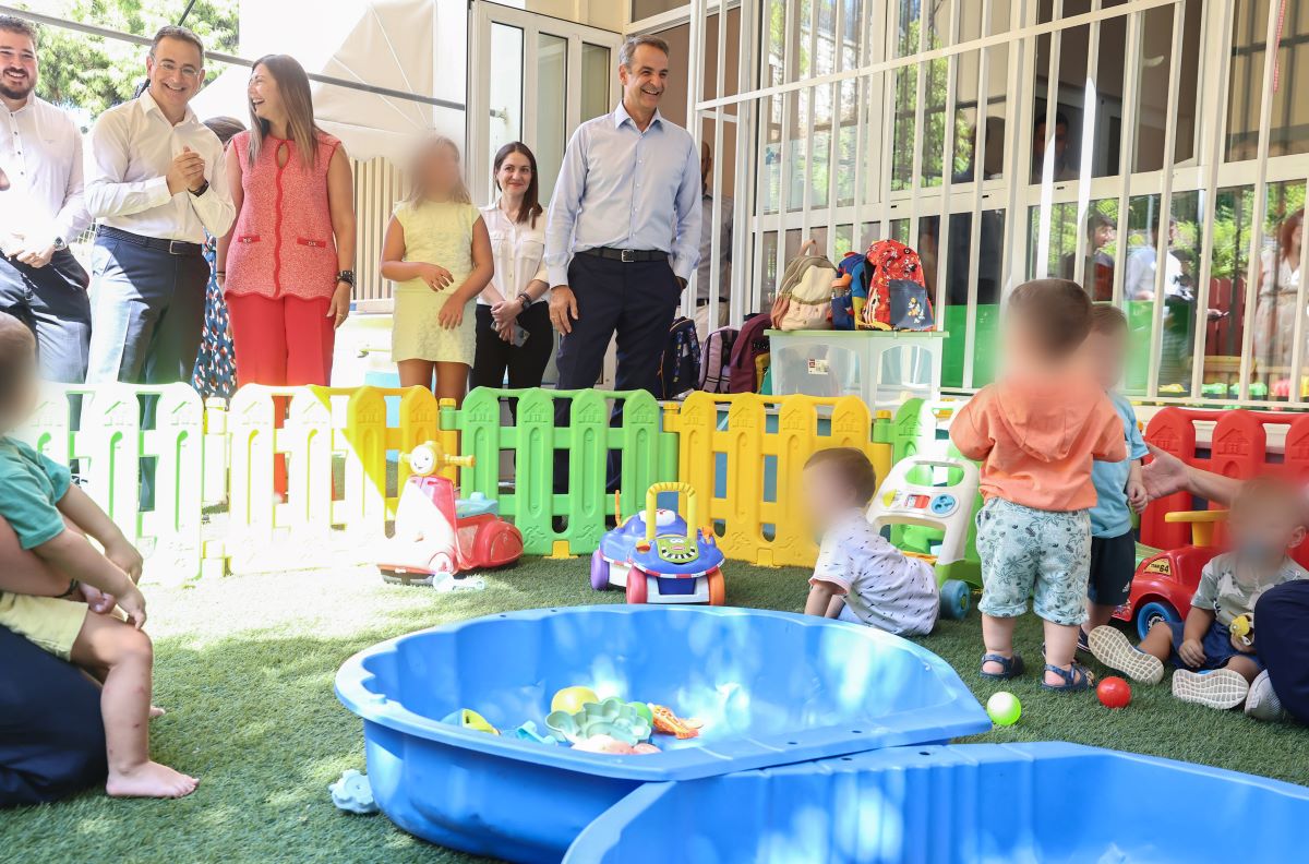 O Κυριάκος Μητσοτάκης επισκέφθηκε βρεφονηπιακό σταθμό στο Θησείο – «Έμπρακτη η στήριξη των οικογενειών με μικρά παιδιά»