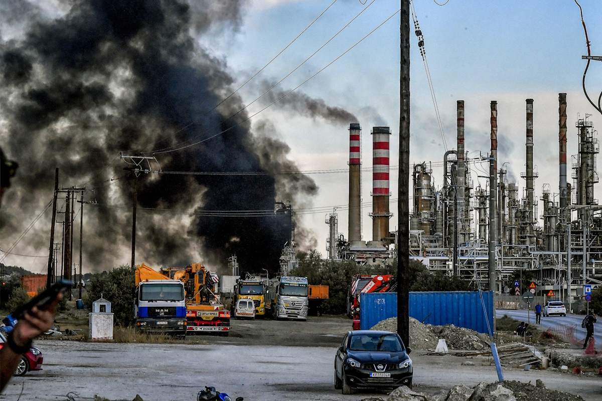 Φωτιά στις εγκαταστάσεις της Motor Oil στους Αγίους Θεοδώρους.  Τρίτη 17 Σεπτεμβρίου 2024  (ΒΑΣΙΛΗΣ ΨΩΜΑΣ
