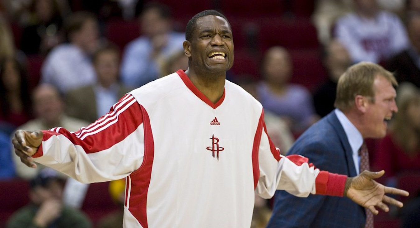 epa01598871 Houston Rockets' Dikembe Mutombo reacts after Yao Ming was called for a foul during the third quarter of the NBA basketball game against the Los Angeles Lakers at the Toyota Center in Houston, Texas, USA, 13 January 2009.  EPA