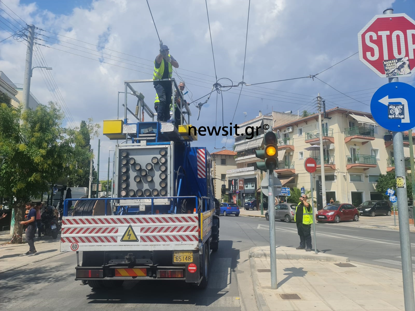 Νέα Φιλαδέλφεια: Έπεσε κολώνα στη μέση του δρόμου – Τραυματίστηκε 16χρονη