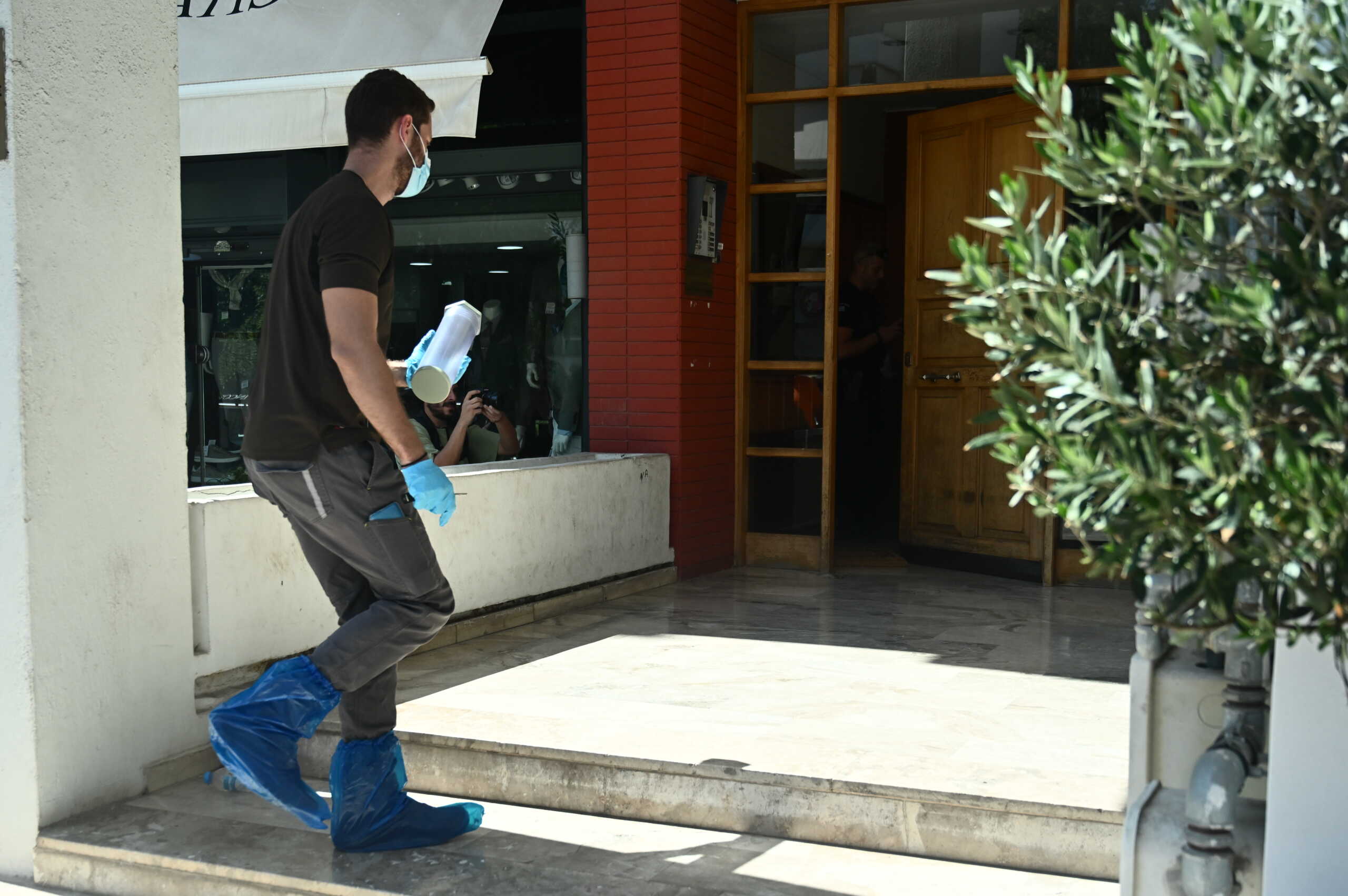 Άνδρας εντοπίστηκε νεκρός μέσα στο διαμέρισμά του, στη Νέα Σμύρνη, Παρασκευή 13 Σεπτεμβρίου 2024. Ο 46χρονος έφερε μαχαιριές, ενώ οι Αρχές ειδοποιήθηκαν από το ΕΚΑΒ που είχε φτάσει ήδη στο σημείο. 
(ΚΩΣΤΑΣ ΤΖΟΥΜΑΣ