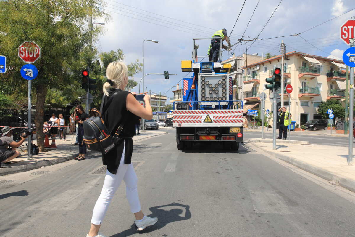 Πτώση κολώνας της ΔΕΗ στην οδό Φωκών στην Νέα Φιλαδέλφεια, Τετάρτη 4 Σεπτεμβρίου 2024. Η πτώση συνέβη όταν καλώδιο από τρόλεϊ που διερχόταν από το σημείο, φαίνεται ότι τράβηξε την σκουριασμένη κολώνα με αποτέλεσμα αυτή να πέσει στον δρόμο, τραυματίζοντας ένα ανήλικο παιδί που περπατούσε στο σημείο μαζί με την μητέρα του. 
(ΓΙΑΝΝΗΣ ΠΑΝΑΓΟΠΟΥΛΟΣ