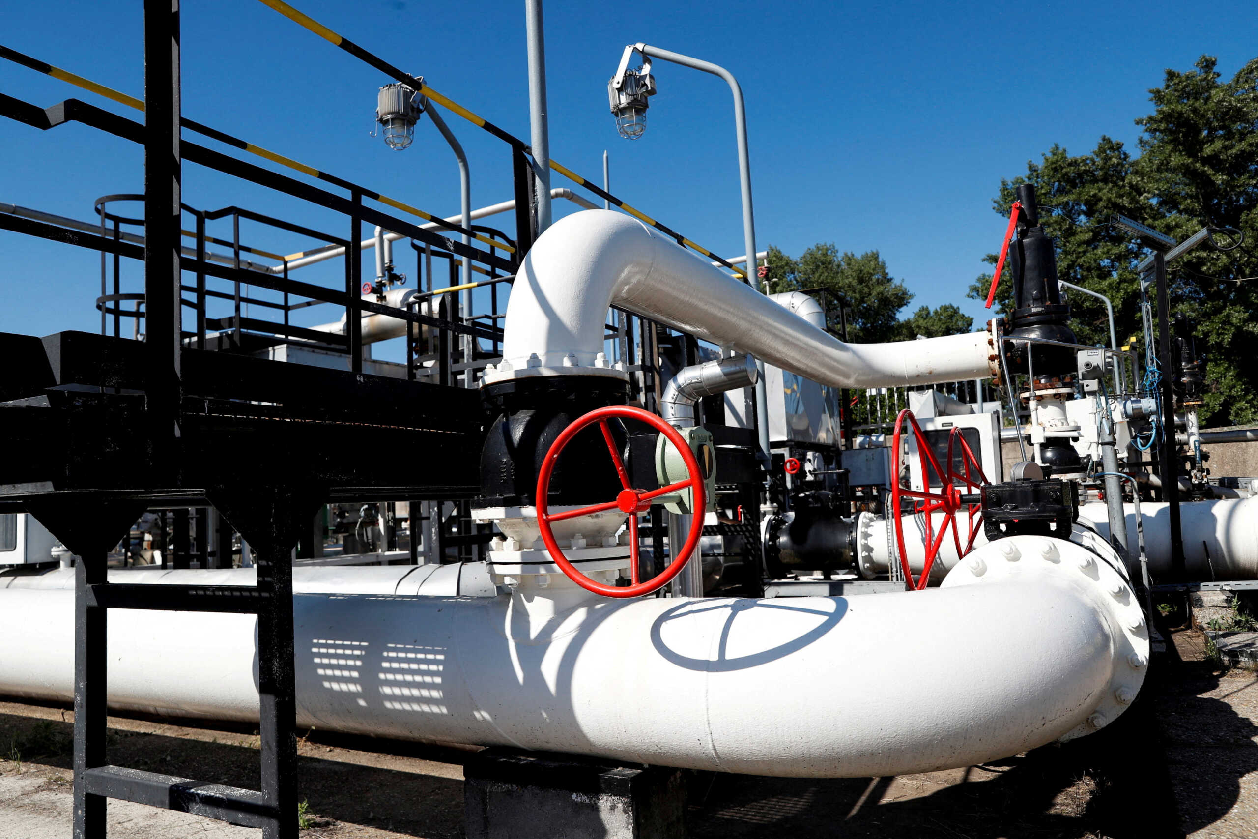 FILE PHOTO: The Druzhba oil pipeline between Hungary and Russia is pictured at the Hungarian MOL Group's Danube Refinery in Szazhalombatta, Hungary, May 18, 2022. REUTERS