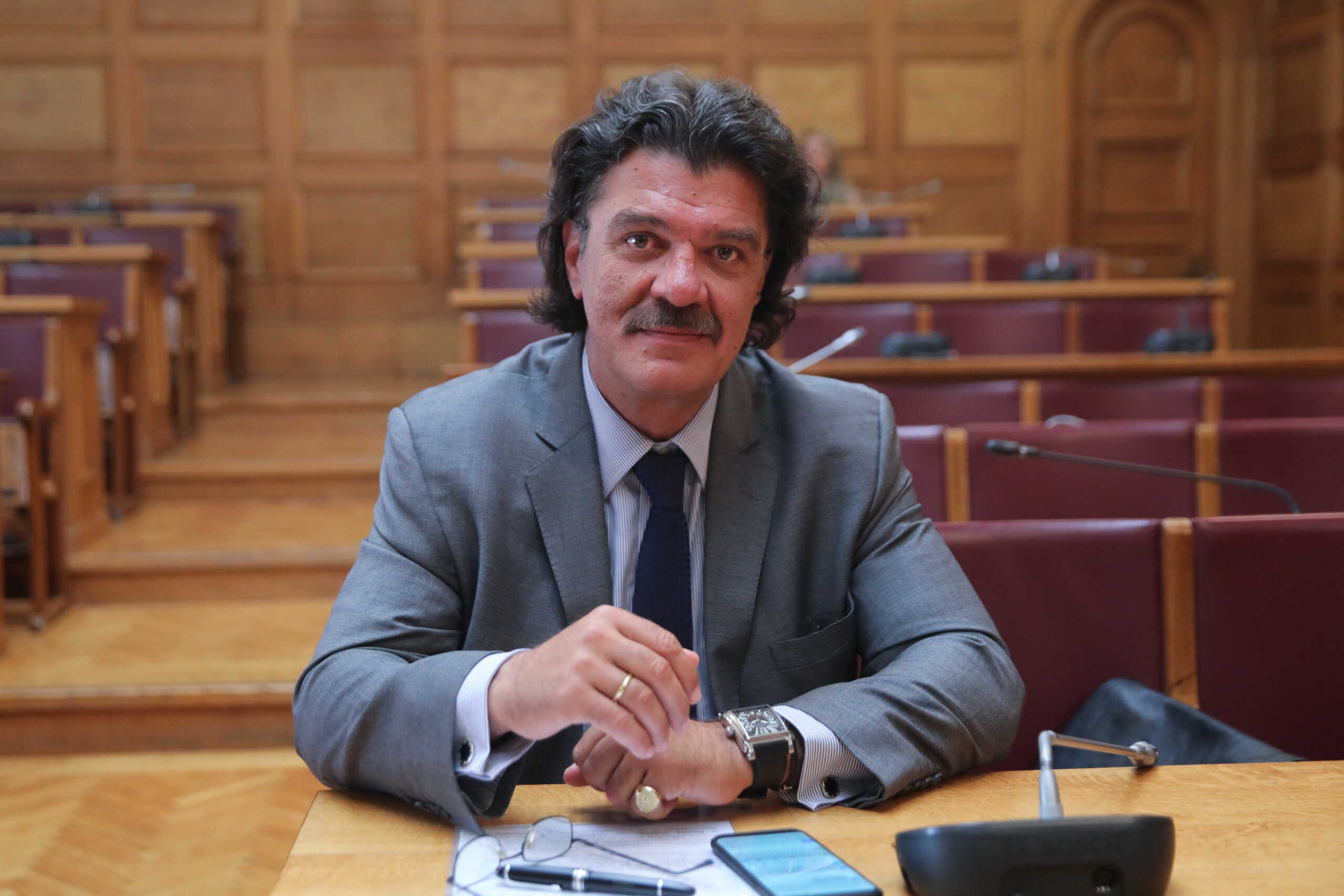 Ο ΒΟΥΛΕΥΤΗΣ ΑΝΔΡΕΑΣ ΠΑΤΣΗΣ ΦΩΤΟΓΡΑΦΙΕΣ ΑΠΟ ΣΥΝΕΔΡΙΑΣΗ ΕΠΙΤΡΟΠΗΣ (ΓΙΑΝΝΗΣ ΠΑΝΑΓΟΠΟΥΛΟΣ