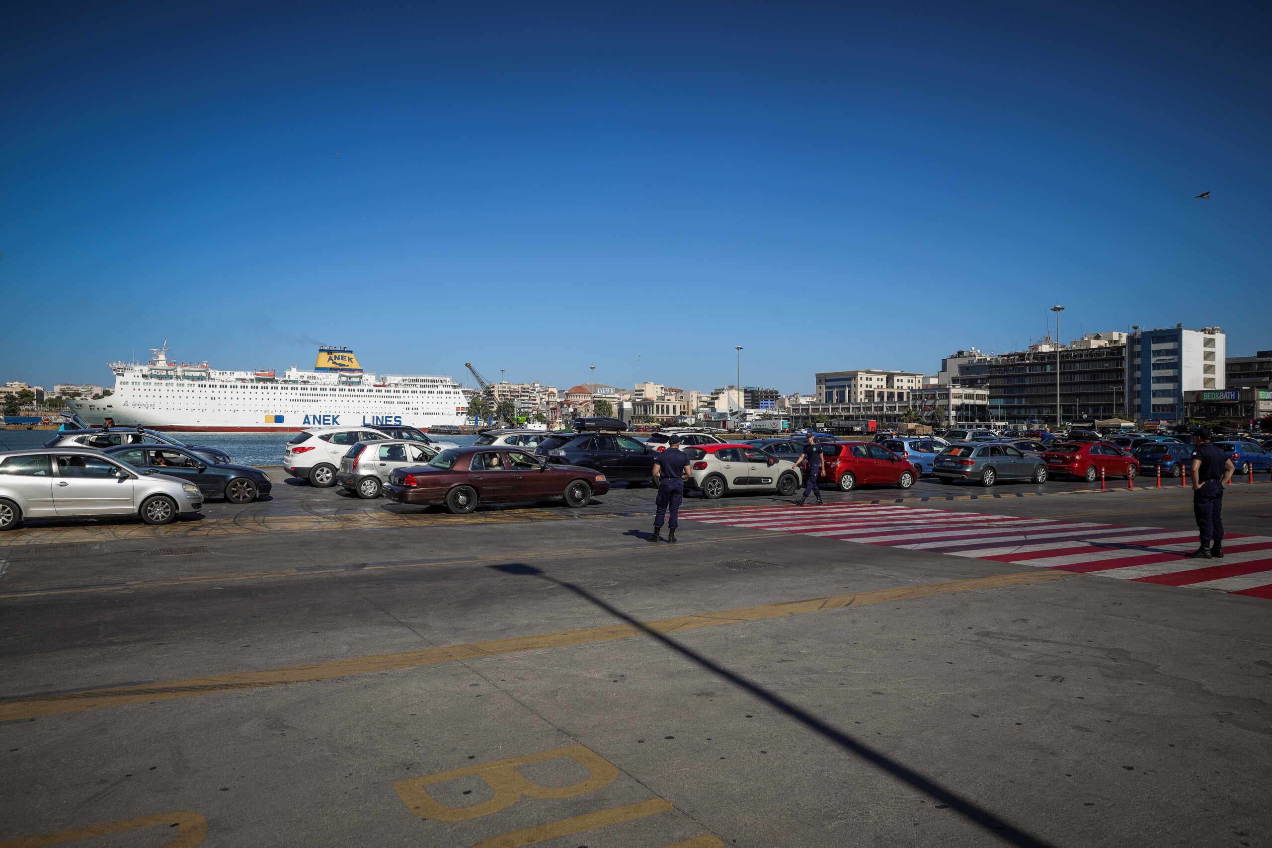 Μποτιλιάρισμα και μεγάλες καθυστερήσεις μέσα και περιμετρικά στο λιμάνι του Πειραιά, Πέμπτη 1 Αυγούστου 2024  (ΓΙΑΝΝΗΣ ΠΑΝΑΓΟΠΟΥΛΟΣ