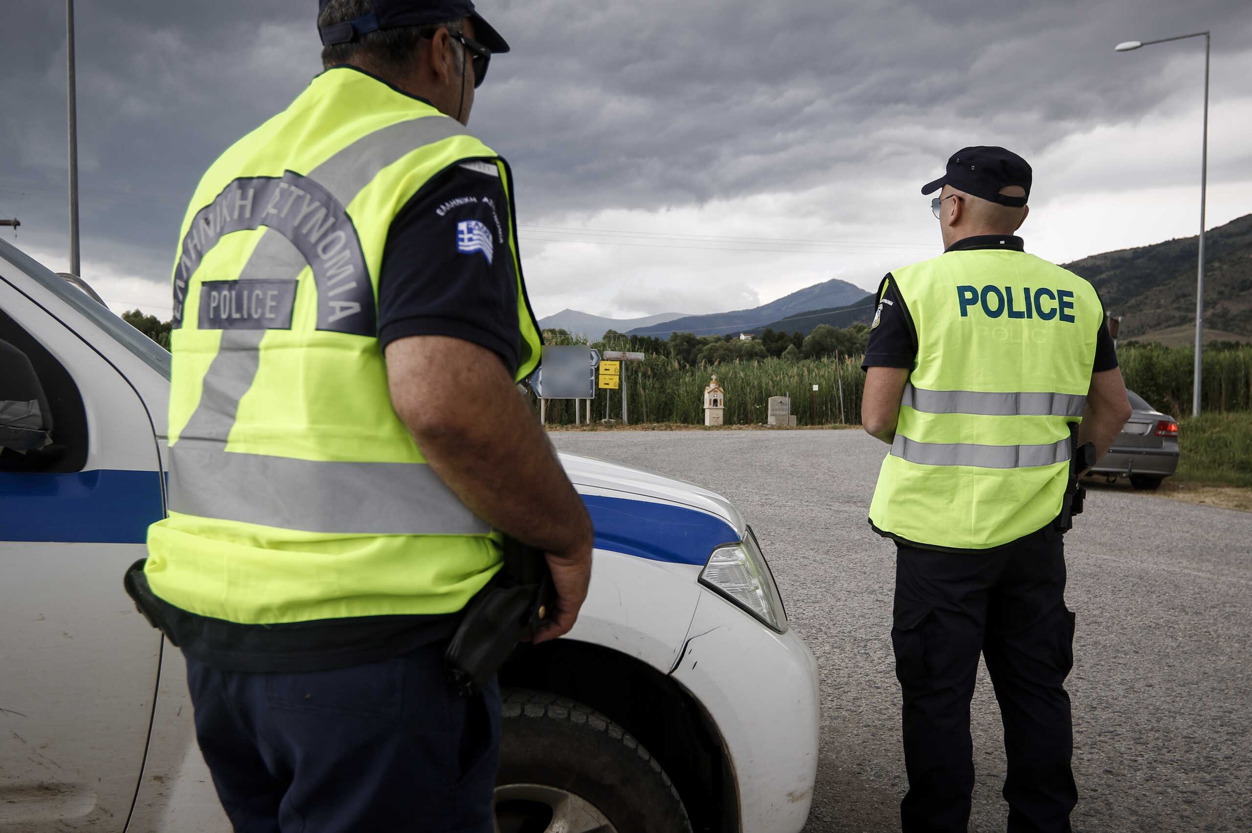 ΕΛΕΓΧΟΣ ΤΗΣ ΑΣΤΥΝΟΜΙΑΣ ΣΕ ΔΙΕΡΧΟΜΕΝΑ ΑΥΤΟΚΙΝΗΤΑ ΣΤΗ ΛΙΜΝΗ ΤΩΝ ΠΡΕΣΠΩΝ (ΦΩΤΟΓΡΑΦΙΑ: ΓΙΩΡΓΟΣ ΚΟΝΤΑΡΙΝΗΣ