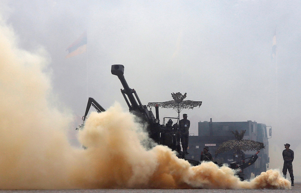 Indian Army soldiers participate in a mock drill exercise during the Army Day parade in New Delhi, India, January 15, 2016. India celebrated the 68th anniversary of the formation of its national army with soldiers from various regiments, and artillery on display on Friday. REUTERS