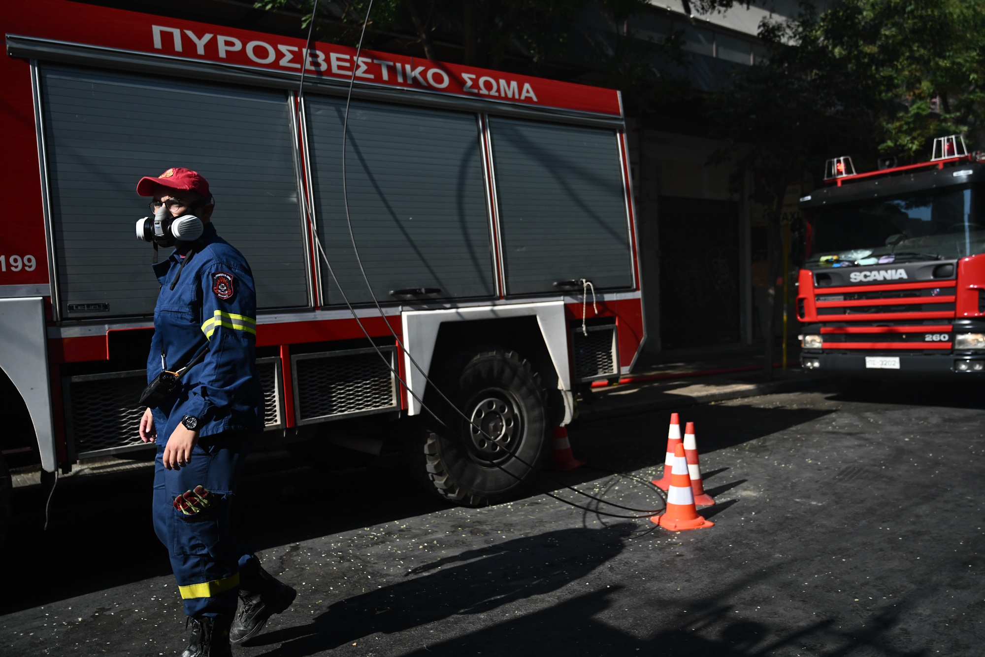 Πυρκαγιά στην στοά του θεάτρου "Broadway" στην οδό Αγίου Μελετίου στην Αθήνα, Πέμπτη 25 Ιουλίου 2024. Στο σημείο επιχείρησαν συνολικά 32 πυροσβέστες με 8 οχήματα της Πυροσβεστικής, με τους πυροσβέστες να απεγκλωβίζουν τουλάχιστον 10 άτομα από τον ημιώροφο και τον πρώτο όροφο της πολυκατοικίας, εξαιτίας των καπνών.  
(ΚΩΣΤΑΣ ΤΖΟΥΜΑΣ