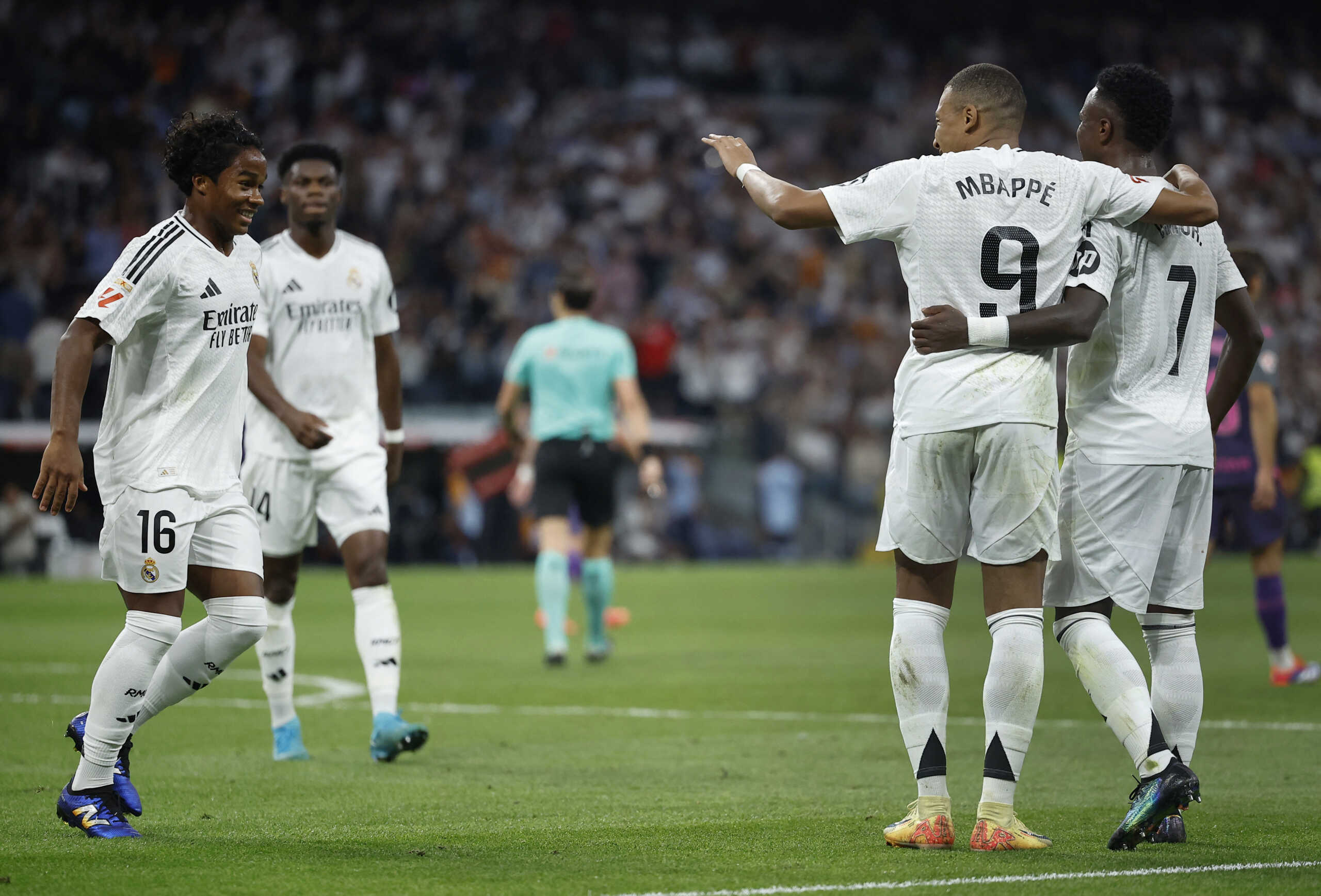 Soccer Football - LaLiga - Real Madrid v Espanyol - Santiago Bernabeu, Madrid, Spain - September 21, 2024 Real Madrid's Kylian Mbappe celebrates scoring their fourth goal with Vinicius Juniorand and Endrick REUTERS