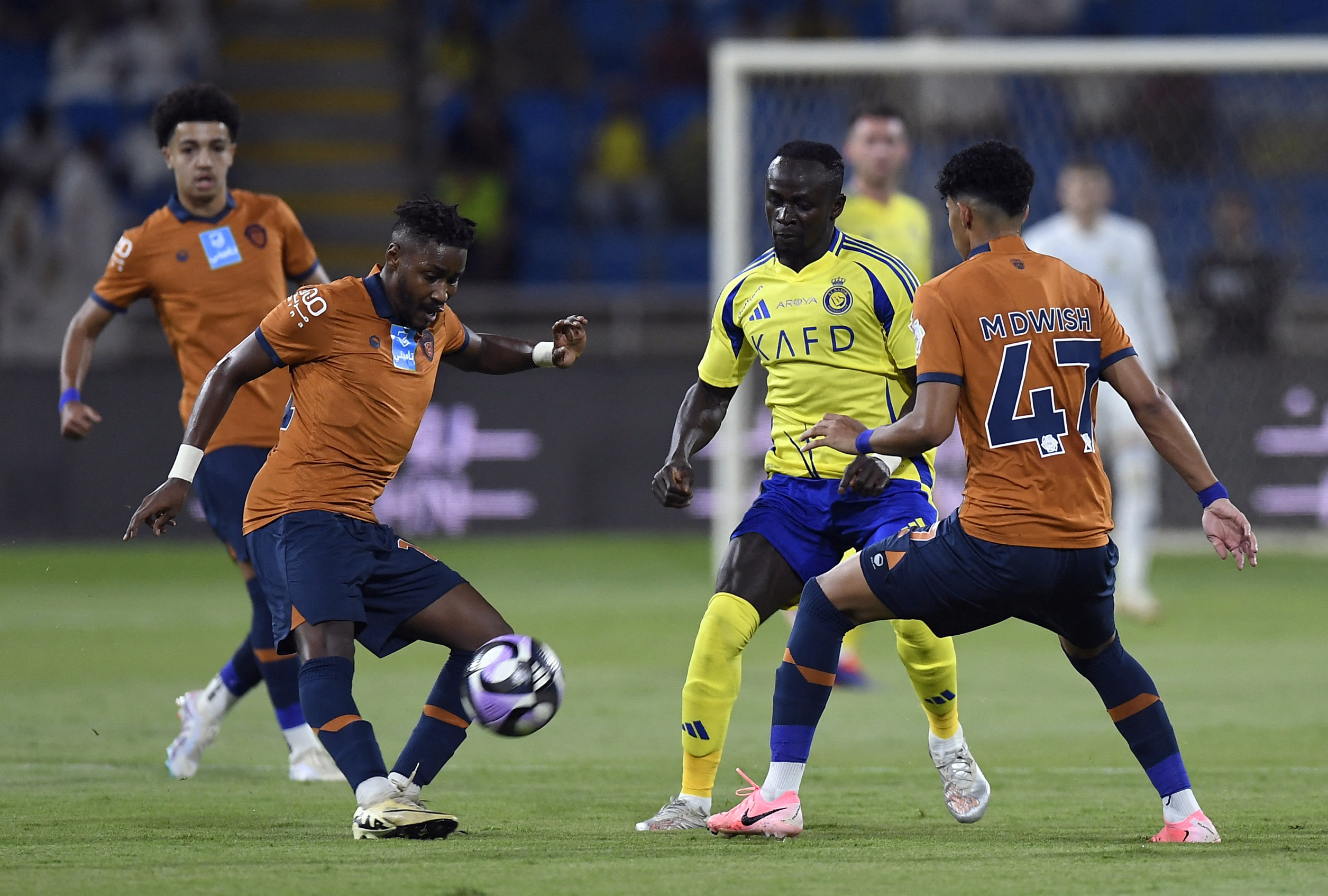 Soccer Football - Saudi Pro League - Al Fayah v Al Nassr - King Abdullah Sports City Stadium, Buraidah, Saudi Arabia - August 27, 2024 Al Nassr's Sadio Mane in action with Al Fayah's Mansor Al-Beshe and Mohammed Al Dowaish REUTERS