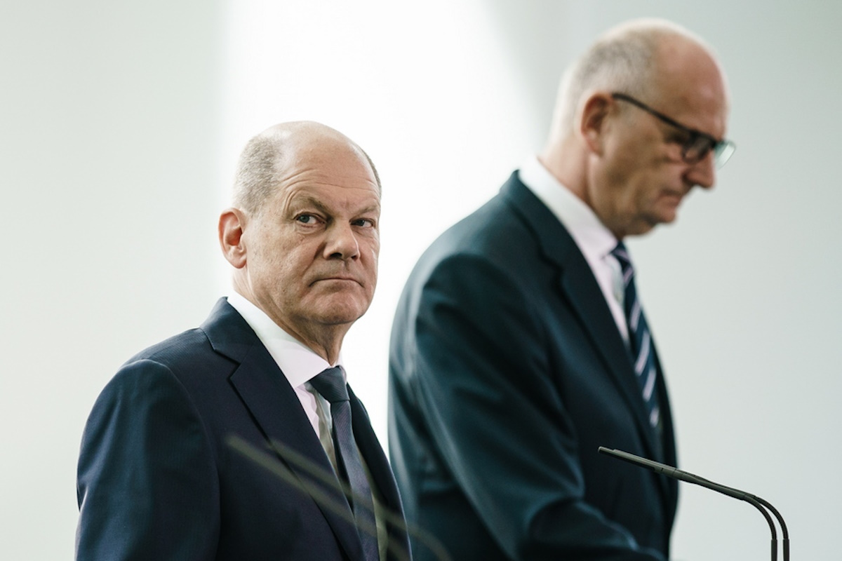 epa10188000 German Chancellor Olaf Scholz (L) looks on next to Brandenburg State Premier Dietmar Woidke (R) during a joint press statement at the Chancellery in Berlin, Germany, 16 September 2022. German Chancellor Scholz, Minister for Economy and Climate Habeck and Brandenburg State Premier Woidke informed about a package of measures for the eastern German refinery sites and ports.  EPA