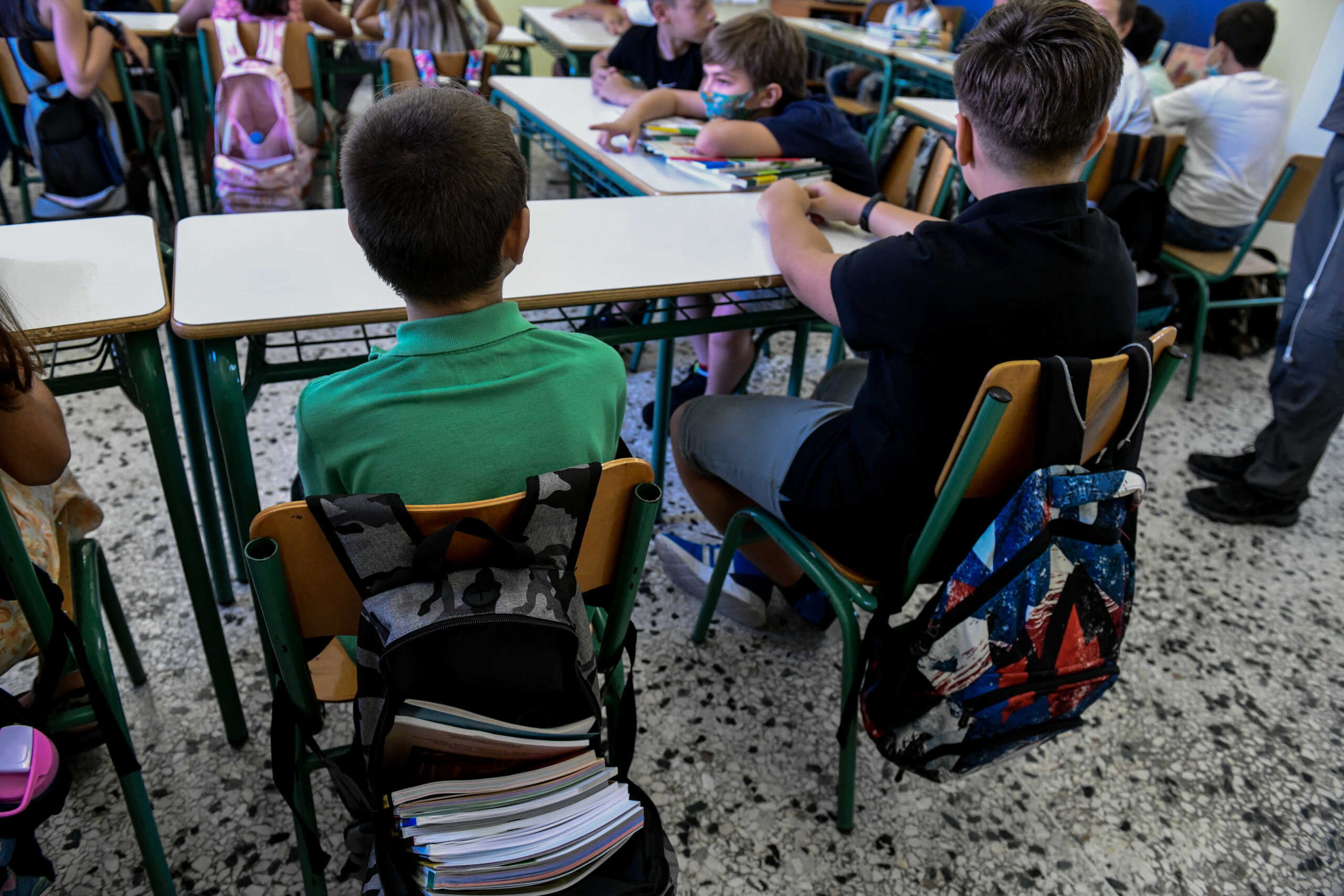 Με τον αγιασμό ξεκίνησε σήμερα σε όλα τα σχολεία της χώρας η νέα σχολική χρονιά. Στιγμιότυπα από το 2ο Δημοτικό σχολείο Δραπετσώνας, Δευτέρα 12 Σεπτεμβρίου 2022 *ΠΡΟΣΟΧΗ: ΣΤΙΣ ΣΥΓΚΕΚΡΙΜΕΝΕΣ ΣΧΟΛΙΚΕΣ ΑΙΘΟΥΣΕΣ ΕΧΕΙ ΛΗΦΘΕΙ Η ΣΥΝΑΙΝΕΣΗ ΤΩΝ ΓΟΝΕΩΝ ΠΡΟΚΕΙΜΕΝΟΥ ΝΑ ΓΙΝΕΙ ΛΗΨΗ ΤΩΝ ΠΑΙΔΙΩΝ* (ΤΑΤΙΑΝΑ ΜΠΟΛΑΡΗ