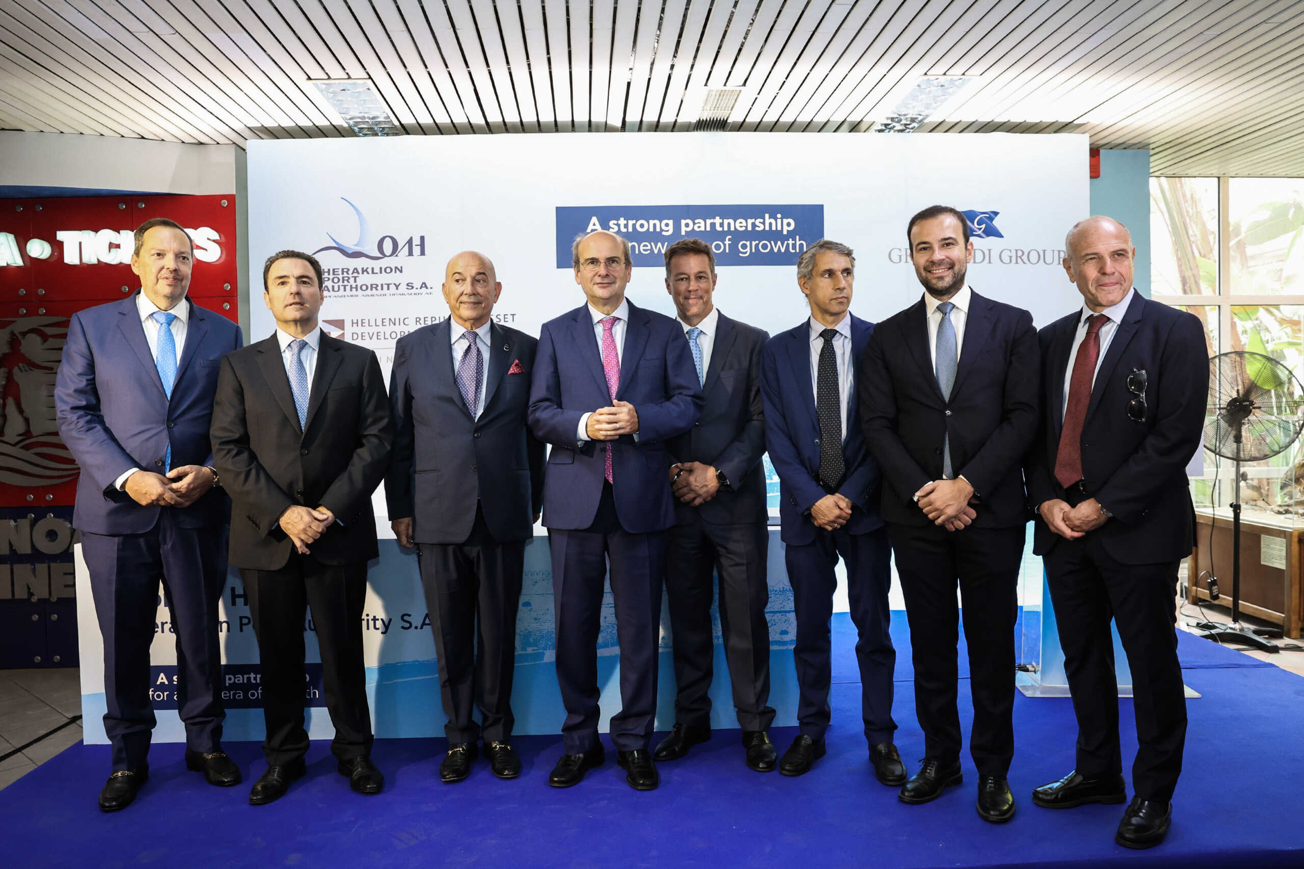 Tελετή ολοκλήρωσης της διαδικασίας μεταβίβασης του πλειοψηφικού ποσοστού του μετοχικού κεφαλαίου του Οργανισμού Λιμένος Ηρακλείου στην κοινοπραξία των εταιρειών "Grimaldi Euromed S.p.A" και "Μινωικές Γραμμές Α.Ν.Ε.", παρουσία του Υπουργού Εθνικής Οικονομίας και Οικονομικών, Κωστή Χατζηδάκη, του Υπουργού Ναυτιλίας και Νησιωτικής Πολιτικής, Χρήστου Στυλιανίδη, του Διευθύνων Συμβούλου του ΤΑΙΠΕΔ, Δημήτρη Πολίτη, αλλά και εκπροσώπων της Πολιτείας, της τοπικής Αυτοδιοίκησης, Τετάρτη 18 Σεπτεμβρίου 2024.  
(ΣΤΕΦΑΝΟΣ ΡΑΠΑΝΗΣ