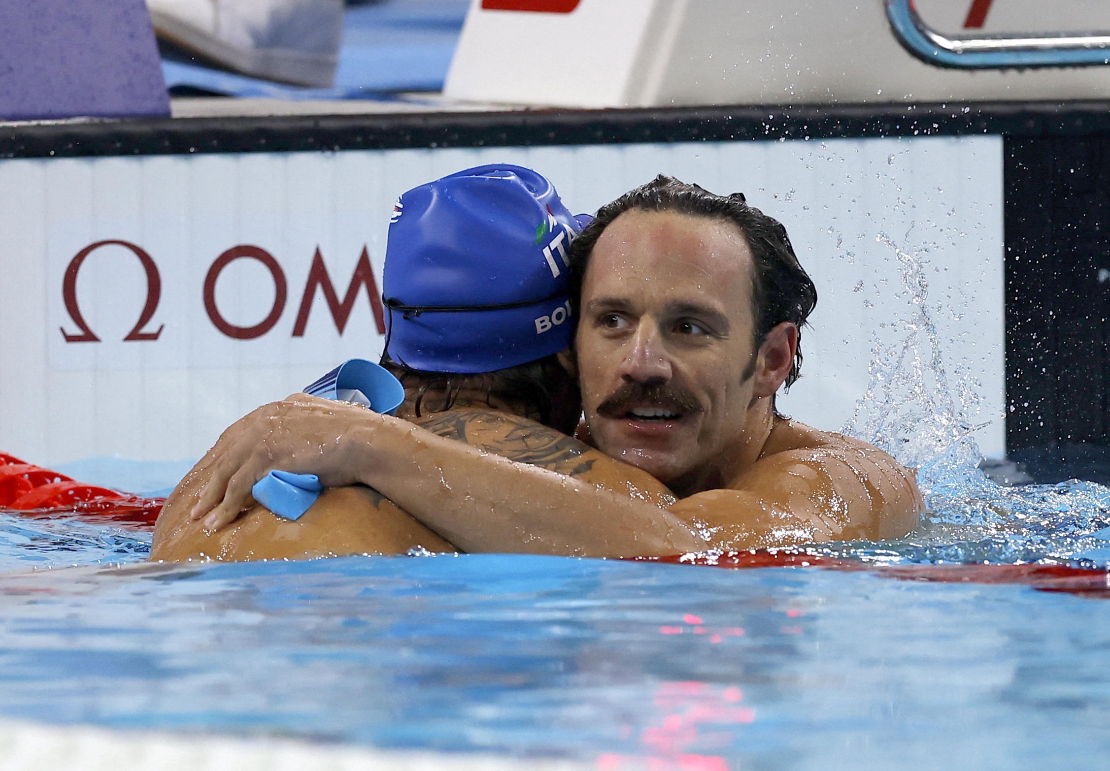 Paris 2024 Paralympics - Swimming - Men's 100m Breaststroke - SB4 Heats - Paris La Defense Arena, Nanterre, France - September 2, 2024 Antonios Tsapatakis of Greece hugs Manuel Mateo Bortuzzo of Italy after finishing first and second respectively REUTERS