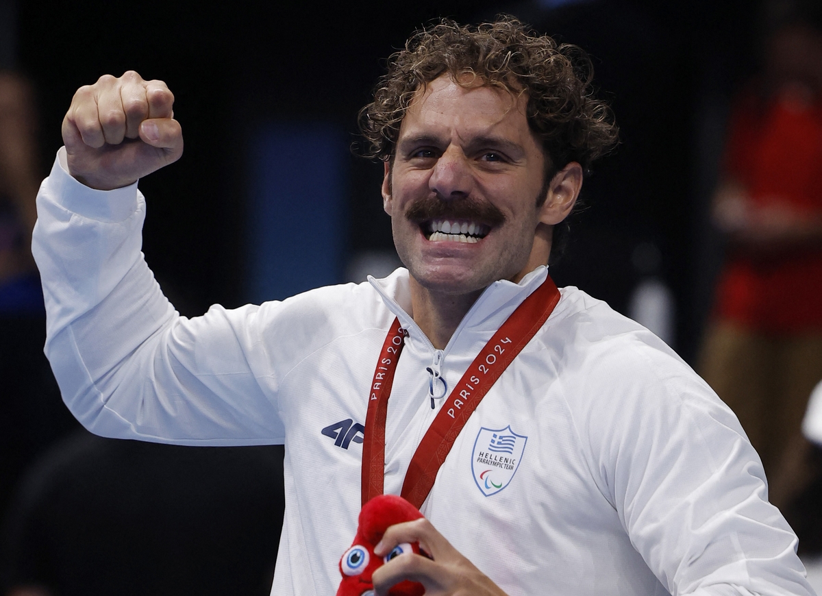 Paris 2024 Paralympics - Swimming - Men's 100m Breaststroke - SB4 Medal Ceremony - Paris La Defense Arena, Nanterre, France - September 2, 2024 Silver medallist Antonios Tsapatakis of Greece celebrates on the podium REUTERS