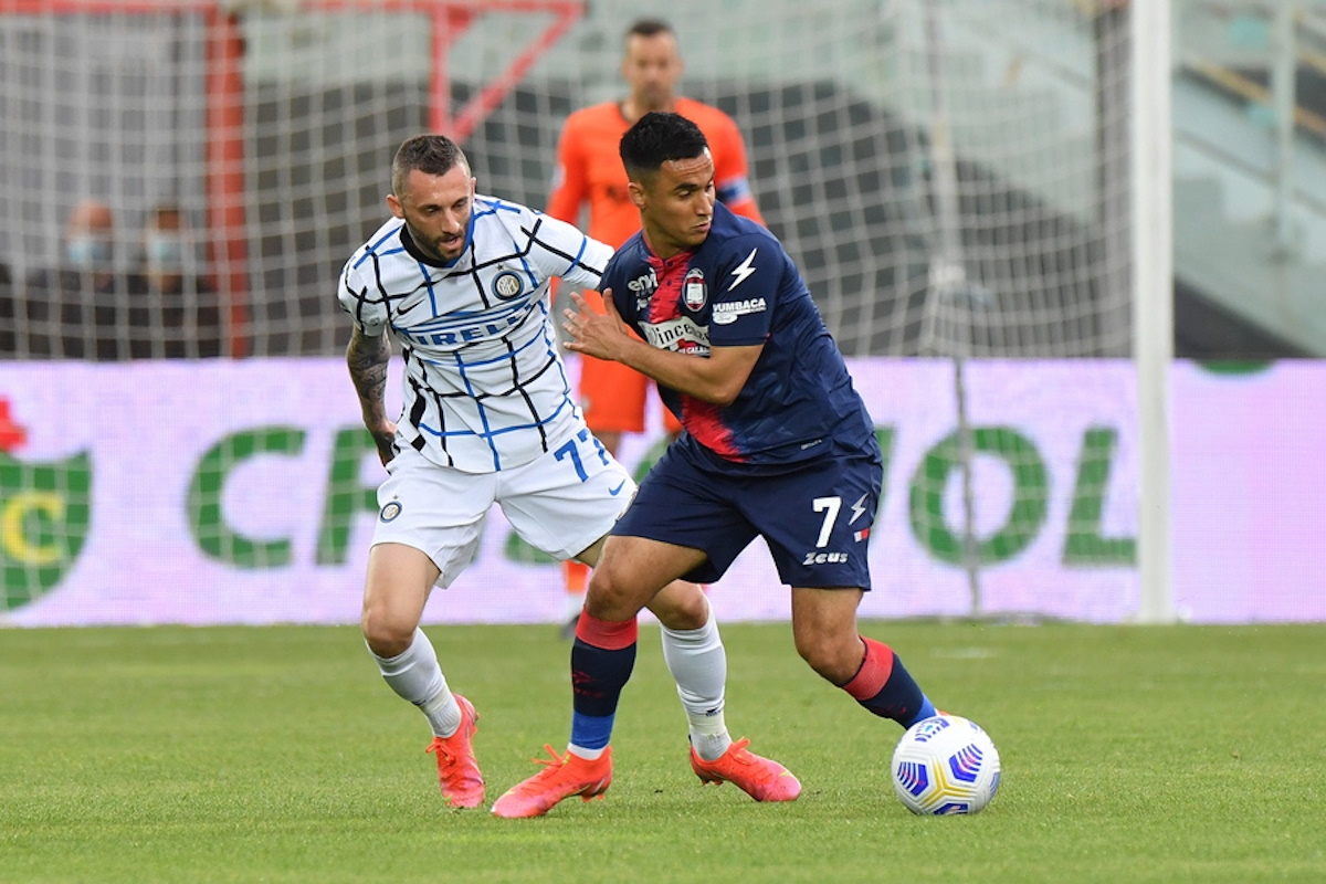 epa09172080 Inter's midfielder Marcelo Brozovic (L) competes for the ball with Crotone's midfielder Adam Ounas during the Italian Serie A soccer match between FC Crotone and FC Inter at Ezio Scida stadium in Crotone, Italy, 01 May 2021.  EPA
