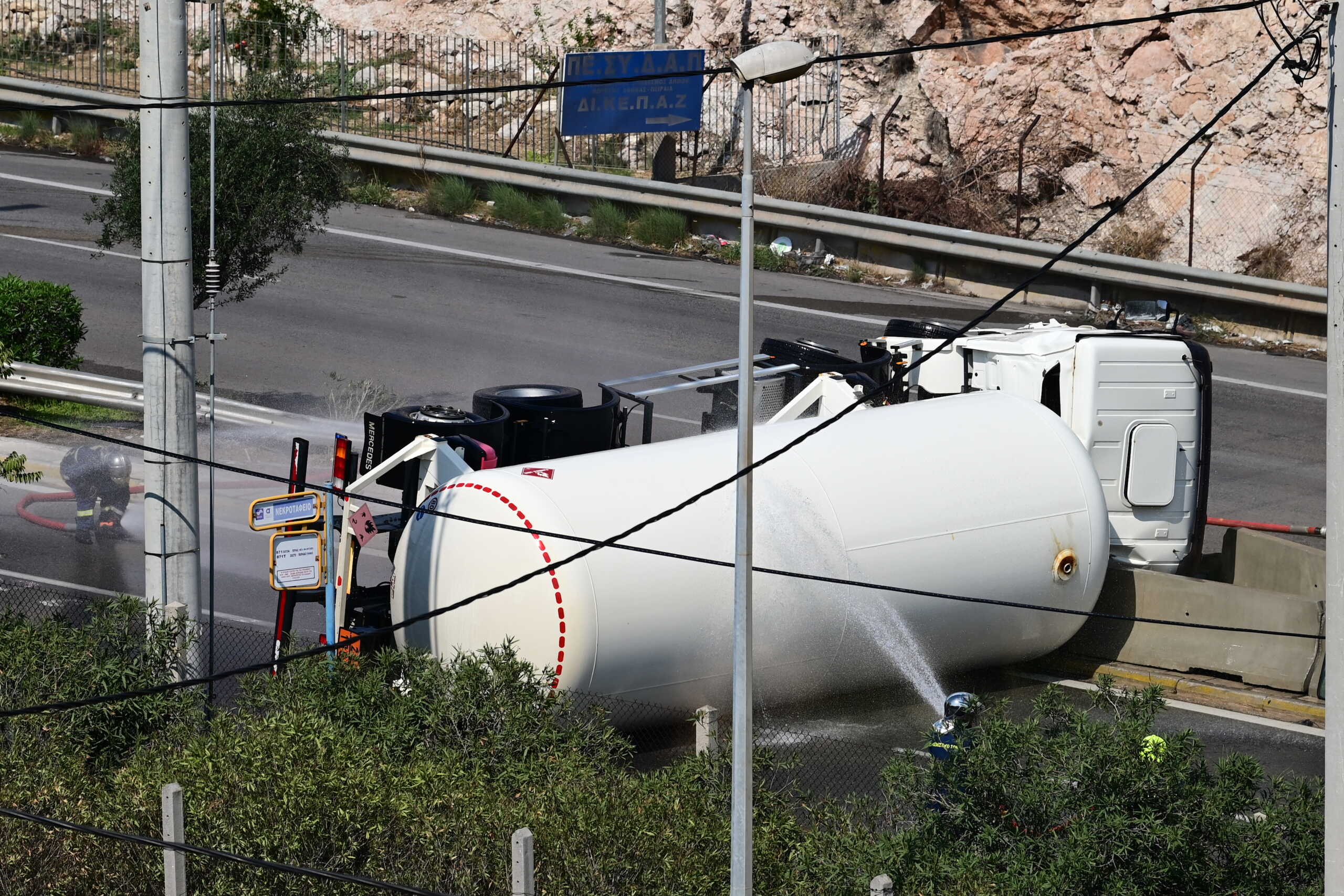 Τροχαίο ατύχημα με ανατροπή βυτιοφόρου στη λεωφόρο Σχιστού, Δευτέρα 23 Σεπτεμβρίου 2024. Το βυτιοφόρο μετέφερε υγραέριο και σύμφωνα με πληροφορίες, υπάρχει διαρροή  ενώ έχει διακοπεί η κυκλοφορία από την οδό Γ. Λαμπράκη, έως την οδό Παλάσκα. 
(ΜΙΧΑΛΗΣ ΚΑΡΑΓΙΑΝΝΗΣ