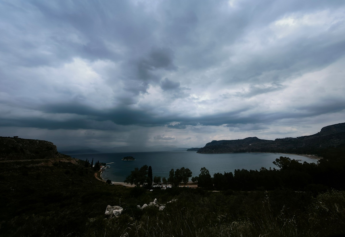 Έντονα καιρικά φαινόμενα στην πόλη του Ναυπλίου με δυνατή βροχή και πυκνή νέφωση, Δευτέρα  22 Μαΐου 2023. ΑΠΕ-ΜΠΕ