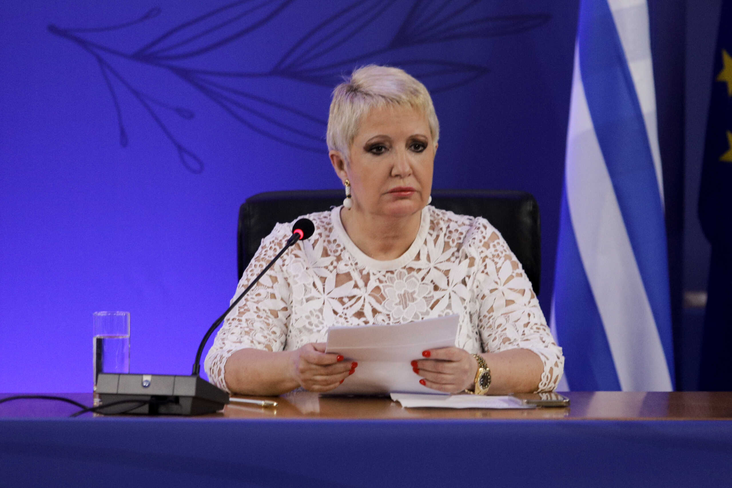 Óôéãìéüôõðï áðü ôï Ïéêïíïìéêü  Öüñïõì Äåëöþí. ÓÜââáôï 15 Ìáéïõ 20021 (EUROKINISSI