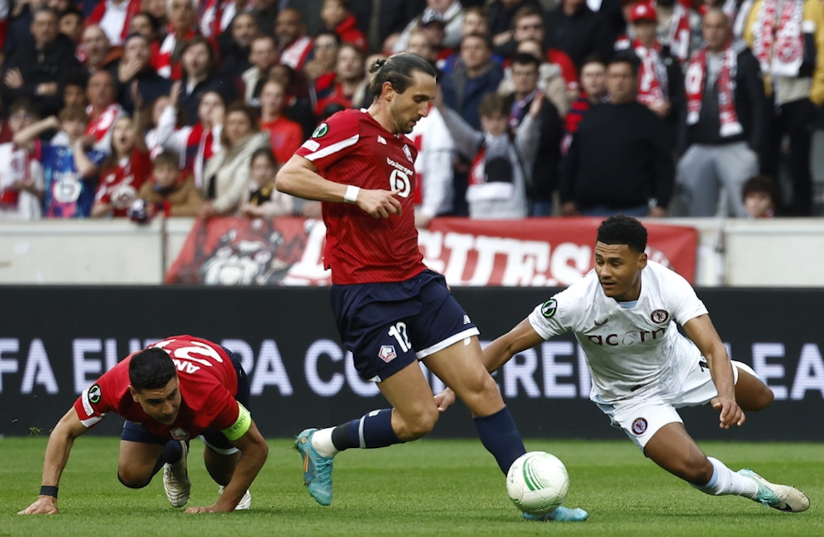 epa11286911 Aston Villa's Ollie Watkins (R) in action against Lille's Yusuf Yazici (C) and Benjamin Andre (L) during the UEFA Europa Conference League quarter-final, 2nd leg soccer match between OSC Lille and Aston Villa FC, in Lille, France, 18 April 2024.  EPA
