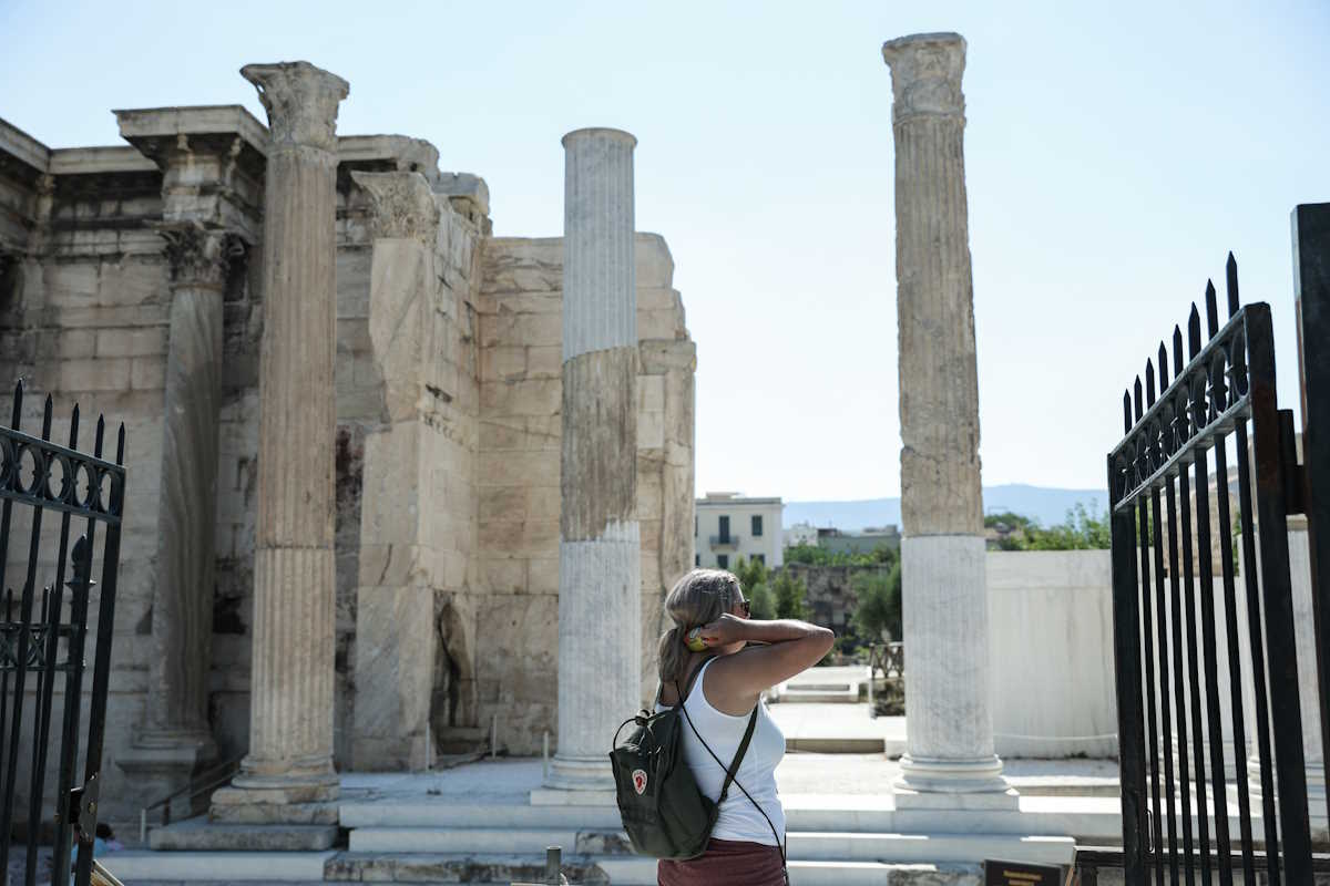 Κόσμος σε τουριστικό σημείο στην Αθήνα, Τρίτη 12 Ιουλίου 2022.
(ΒΑΣΙΛΗΣ ΡΕΜΠΑΠΗΣ
