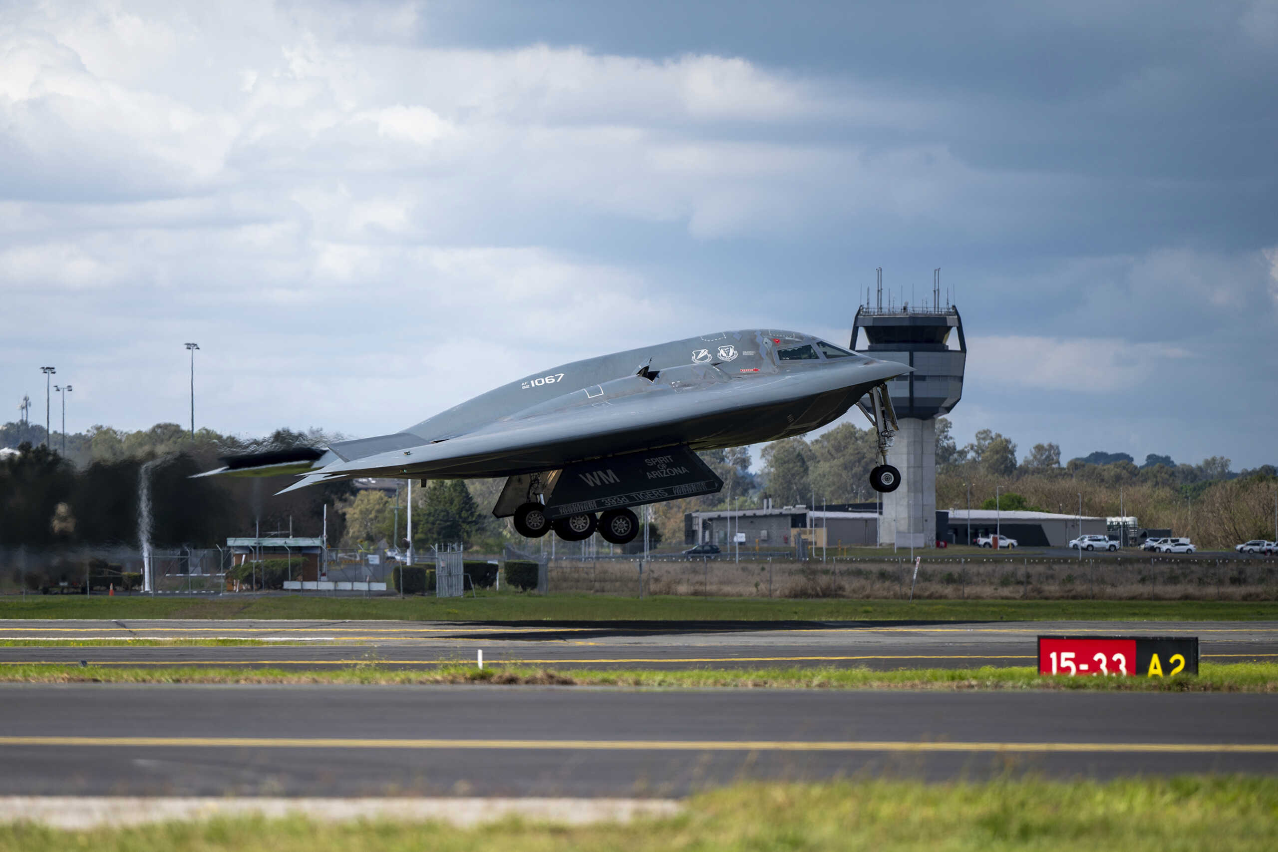 En esta imagen, distribuida por la Guardia Aérea Nacional de Estados Unidos, un bombardero furtivo B-2 Spirit de la Fuerza Aérea estadounidense despega desde una base de la Fuerza Aérea de Australia en Amberley, Australia, el 11 de septiembre de 2024. (Sargento Whitney Erhart